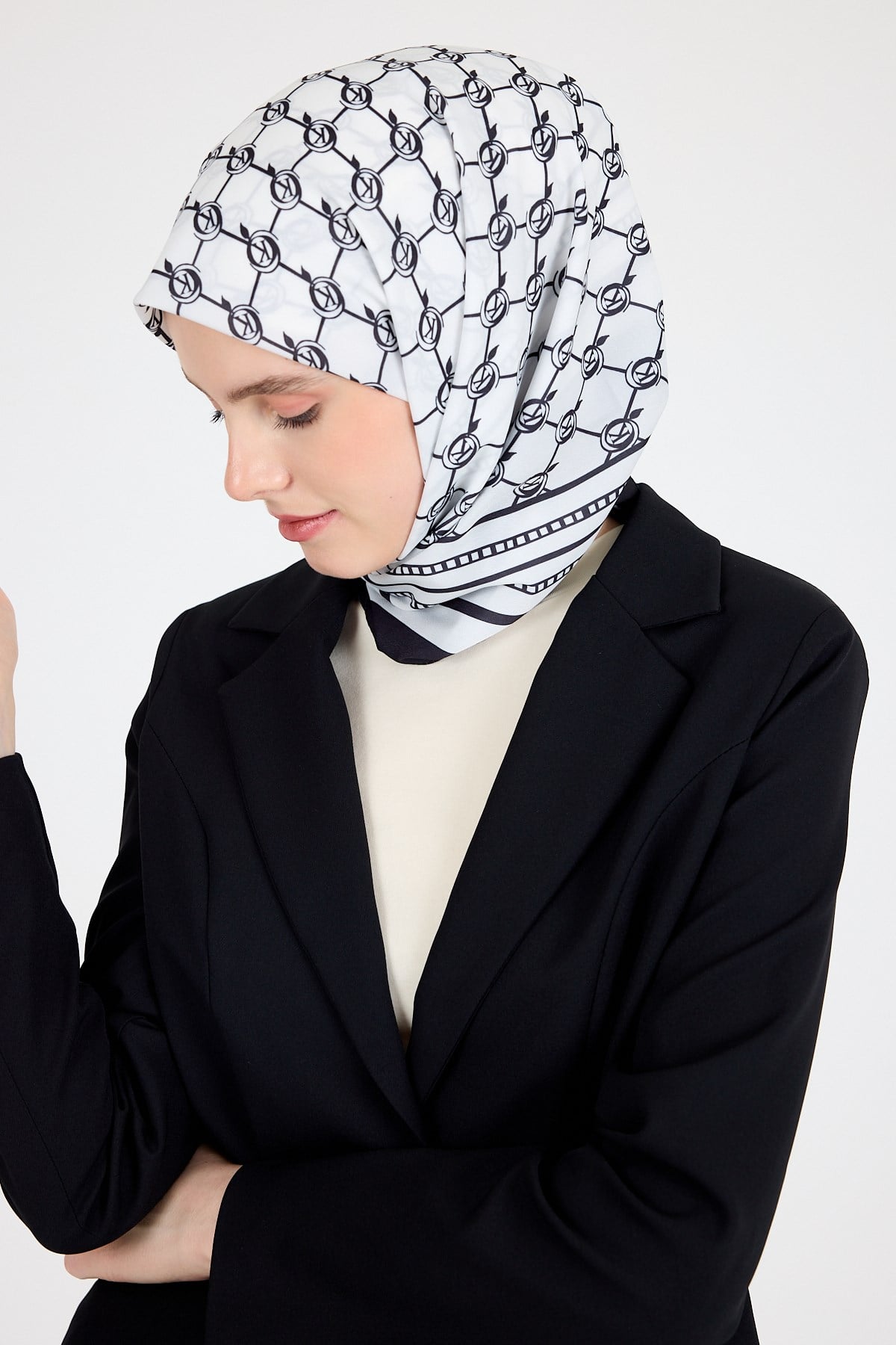 Siyah Monogram Desenli Eşarp 3015