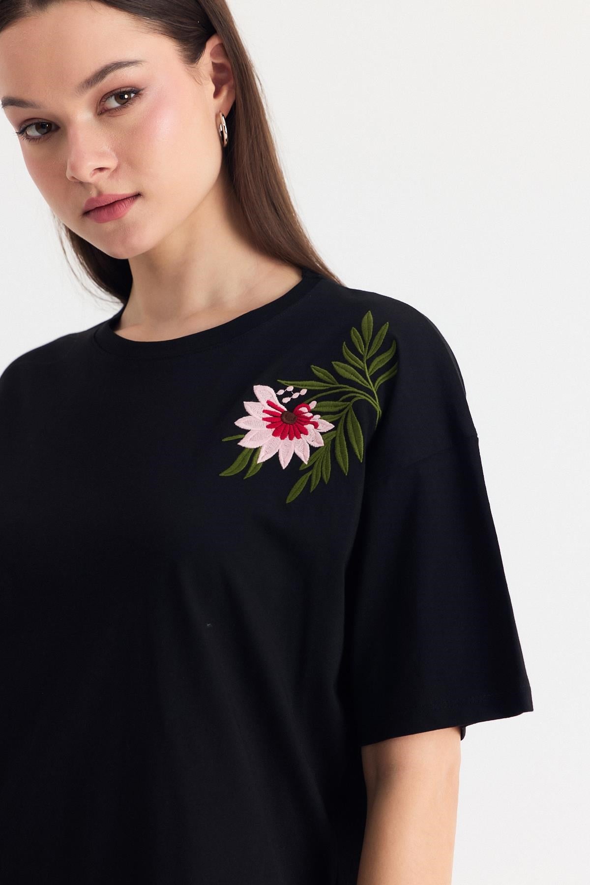 Siyah Nakış Detay Oversize Tişört 2150-21