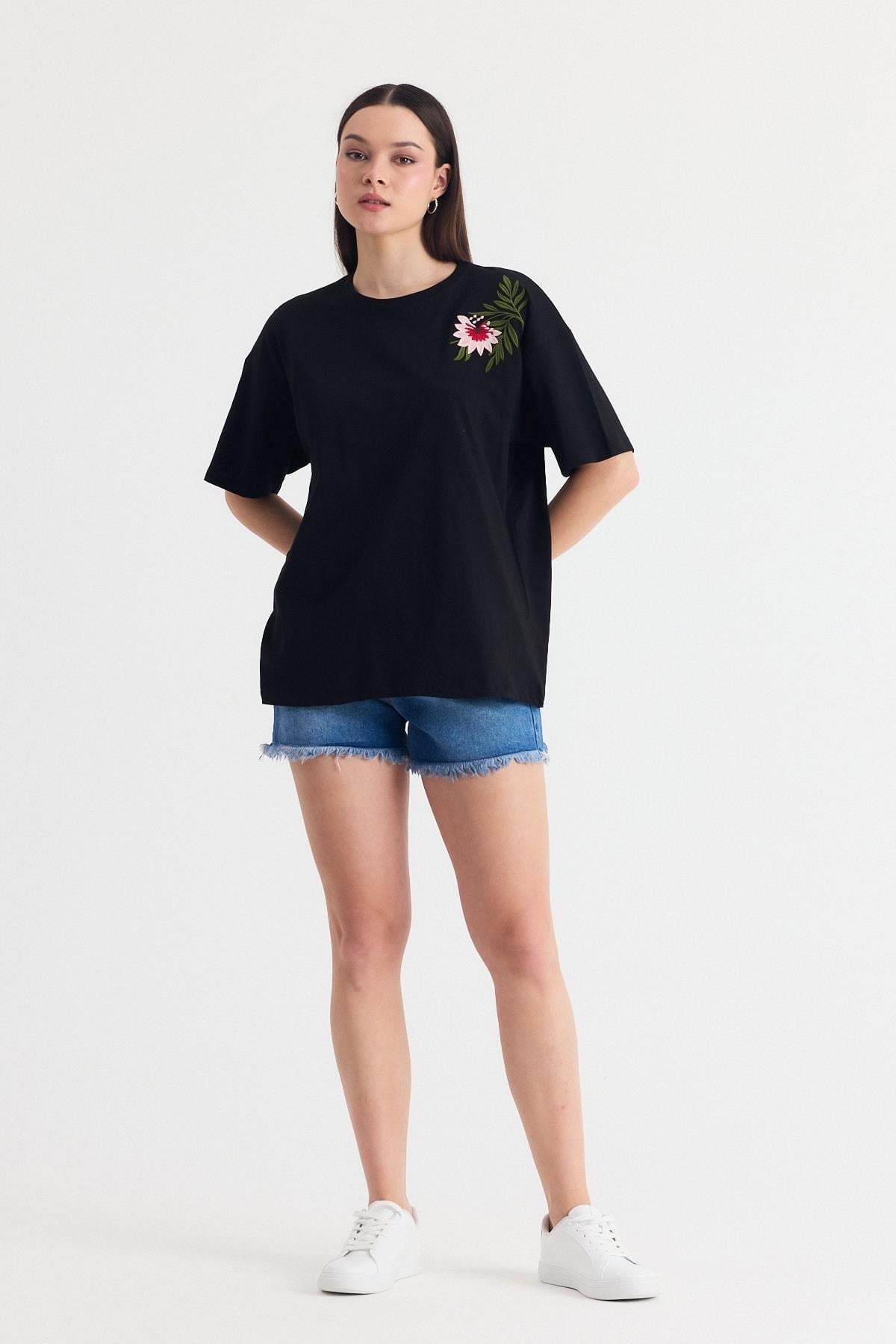 Siyah Nakış Detay Oversize Tişört 2150-21