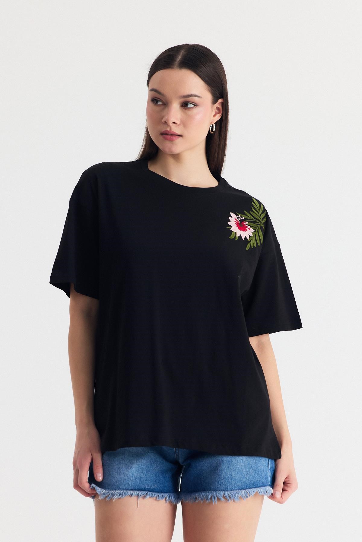 Siyah Nakış Detay Oversize Tişört 2150-21