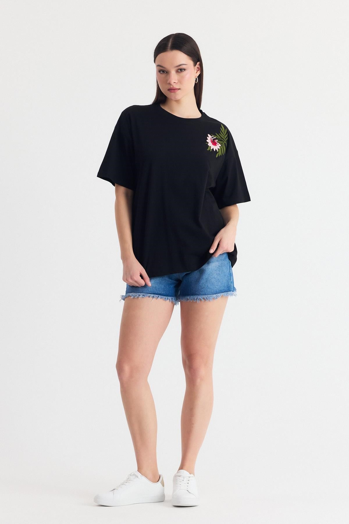 Siyah Nakış Detay Oversize Tişört 2150-21