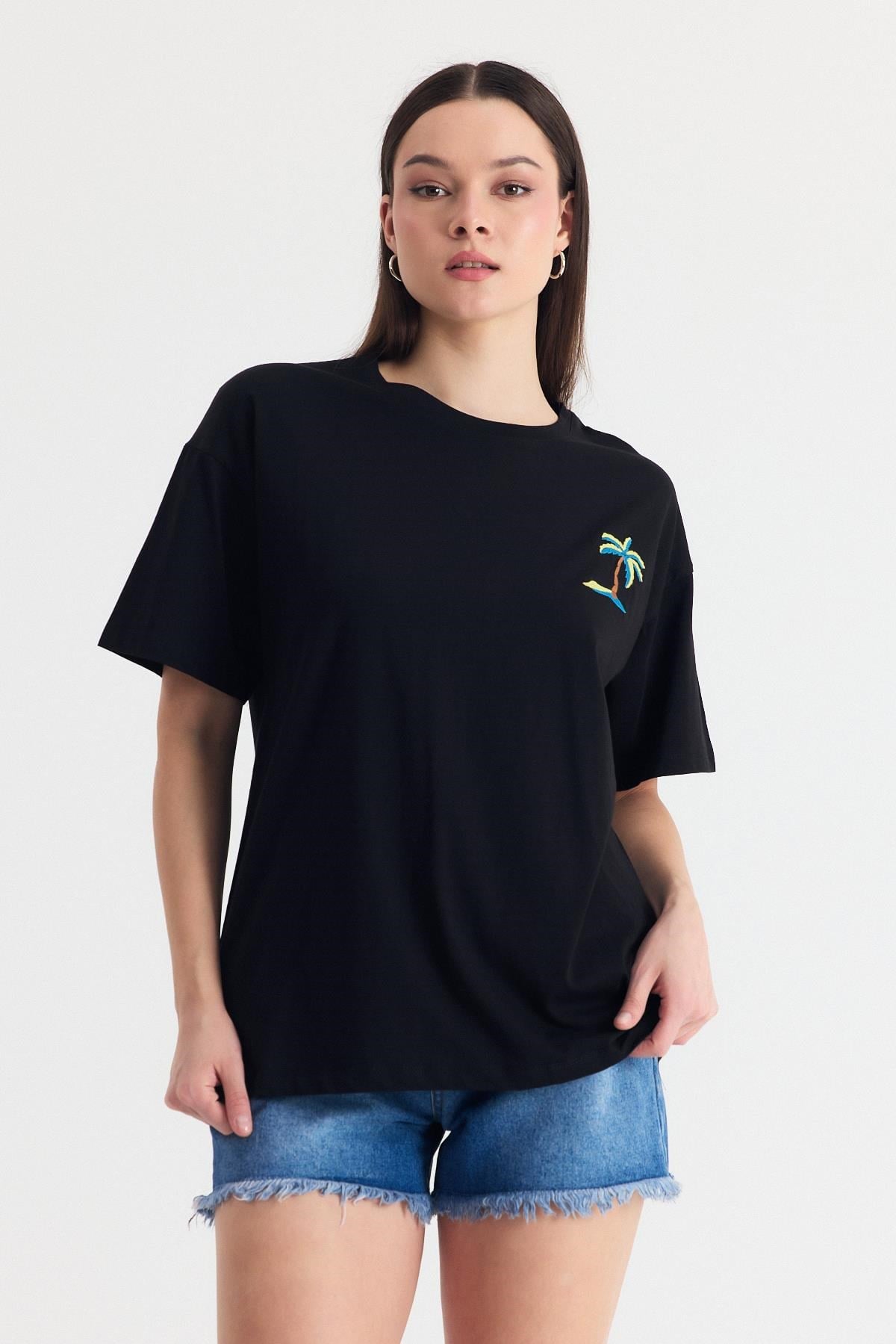 Siyah Nakış Detaylı Oversize Tişört 2150-16
