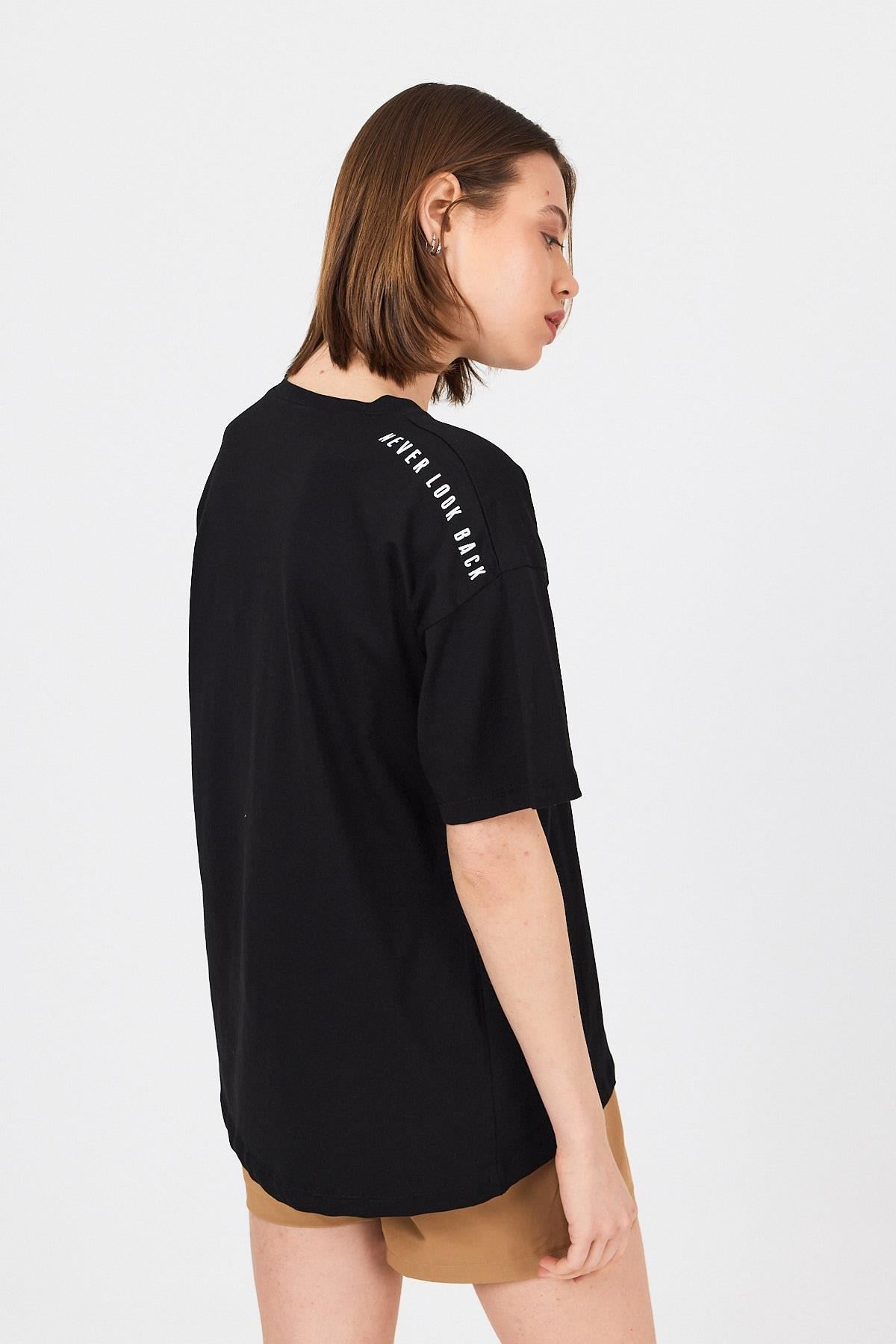 Siyah Omuz Yazı Baskılı %100 Pamuk Oversize Tişört 2150-30M