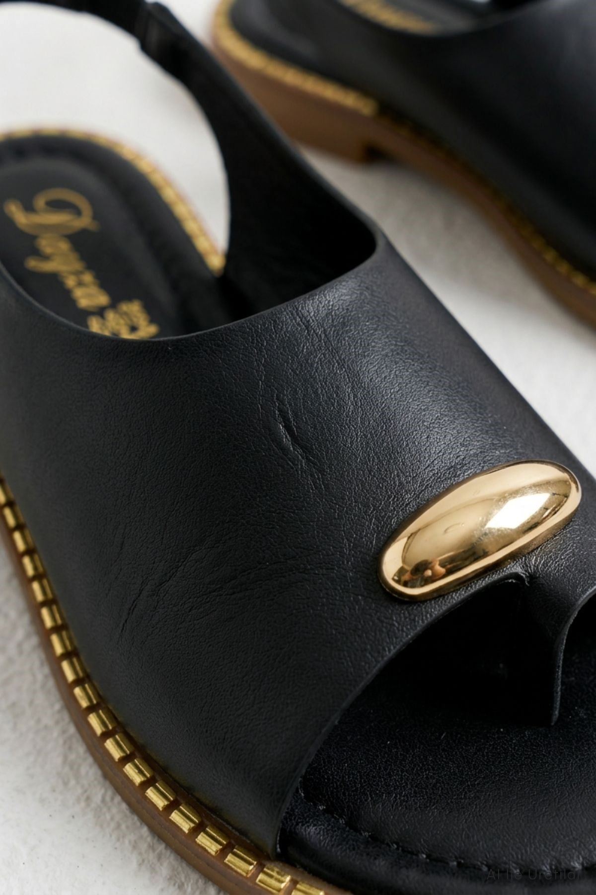 Siyah Parmak Arası Sandalet Gold Toka Detaylı 100