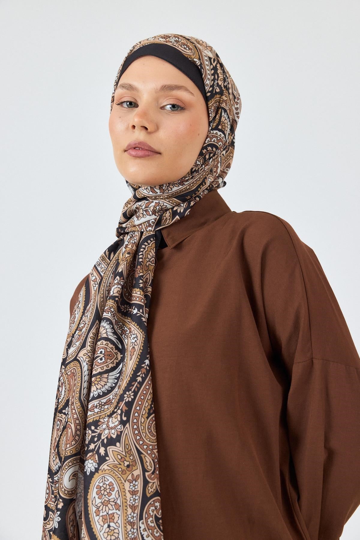Siyah Retro Desenli Şal 4004