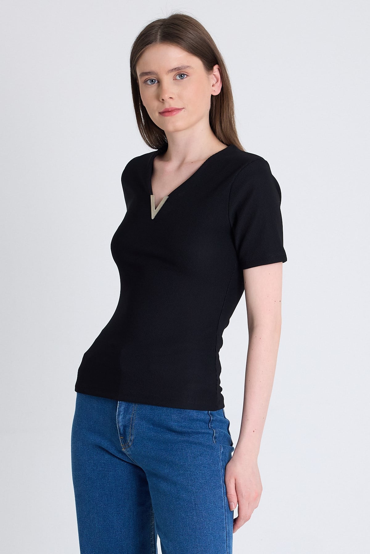 Siyah V Yaka Aksesuar Detaylı Slim Fit Tişört 9206M