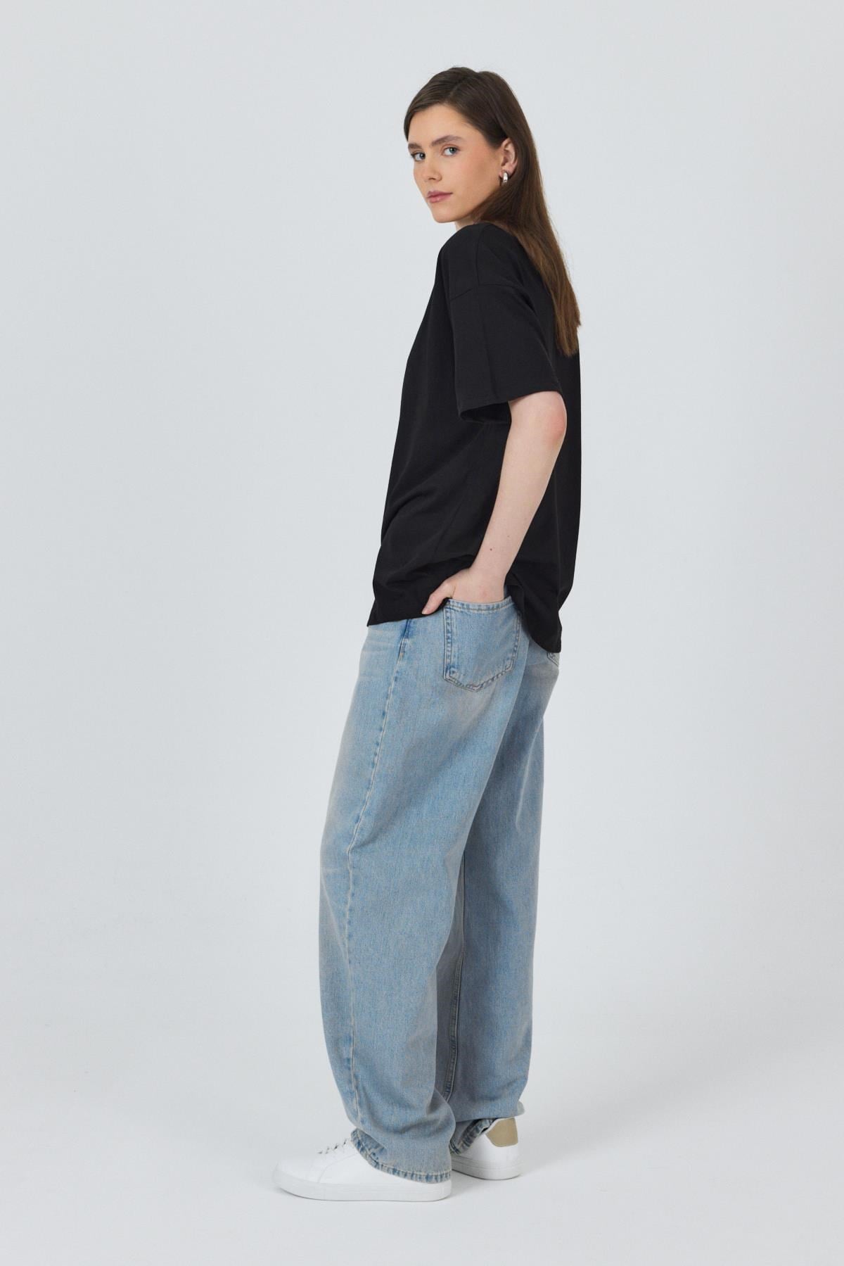 Siyah Yaka Yazı Baskılı Oversize Pamuklu Tişört 2150-34M