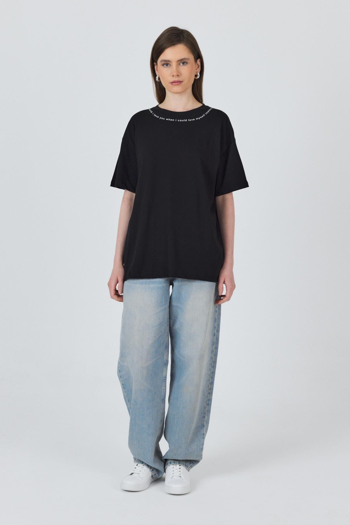 Siyah Yaka Yazı Baskılı Oversize Pamuklu Tişört 2150-34M