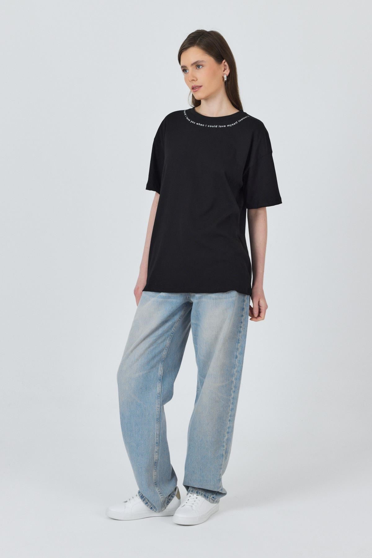 Siyah Yaka Yazı Baskılı Oversize Pamuklu Tişört 2150-34M