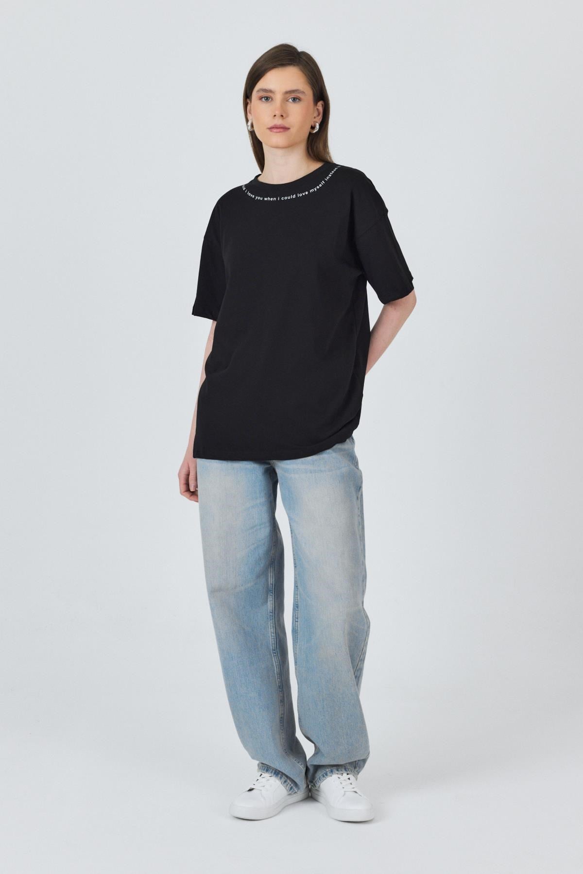 Siyah Yaka Yazı Baskılı Oversize Pamuklu Tişört 2150-34M