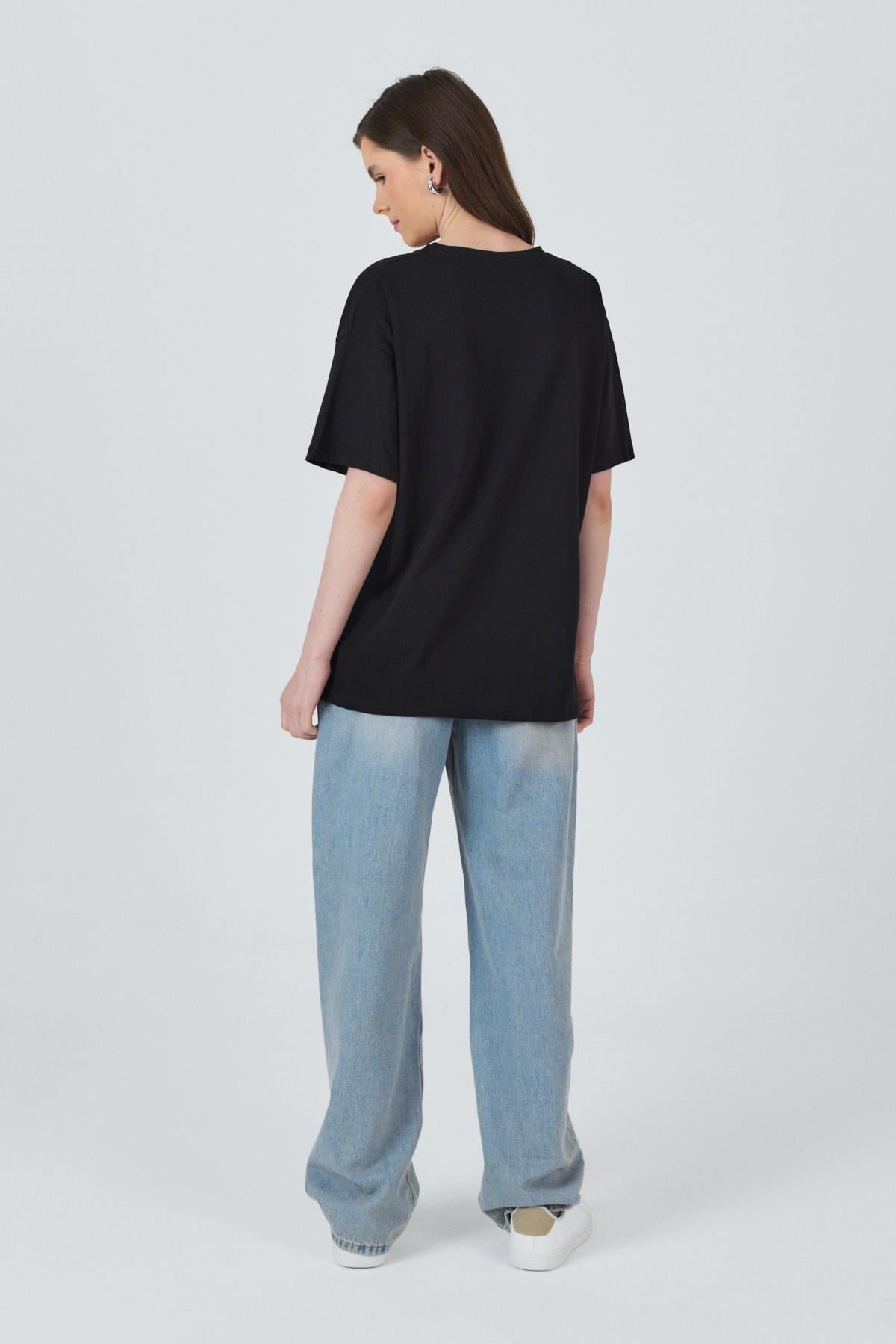 Siyah Yaka Yazı Baskılı Oversize Pamuklu Tişört 2150-34M