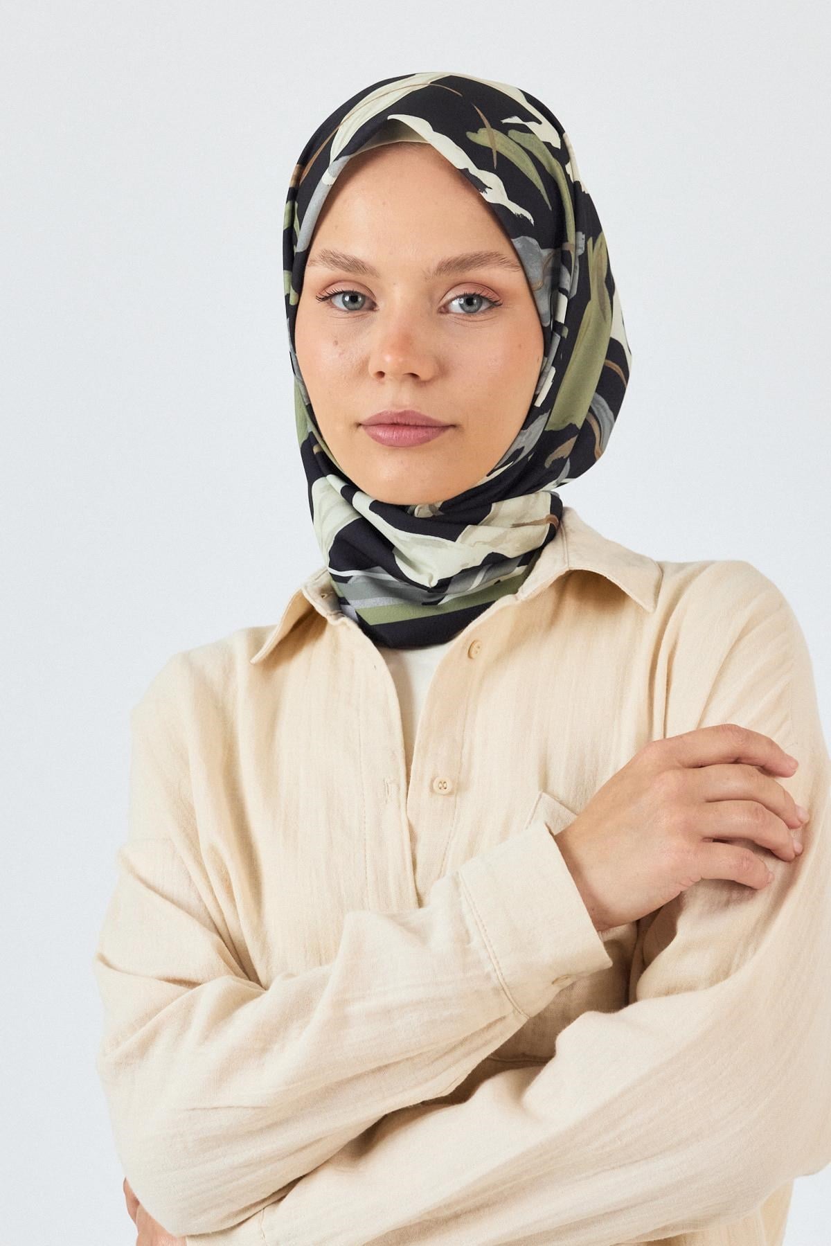 Siyah Yaprak Desenli Eşarp 3004