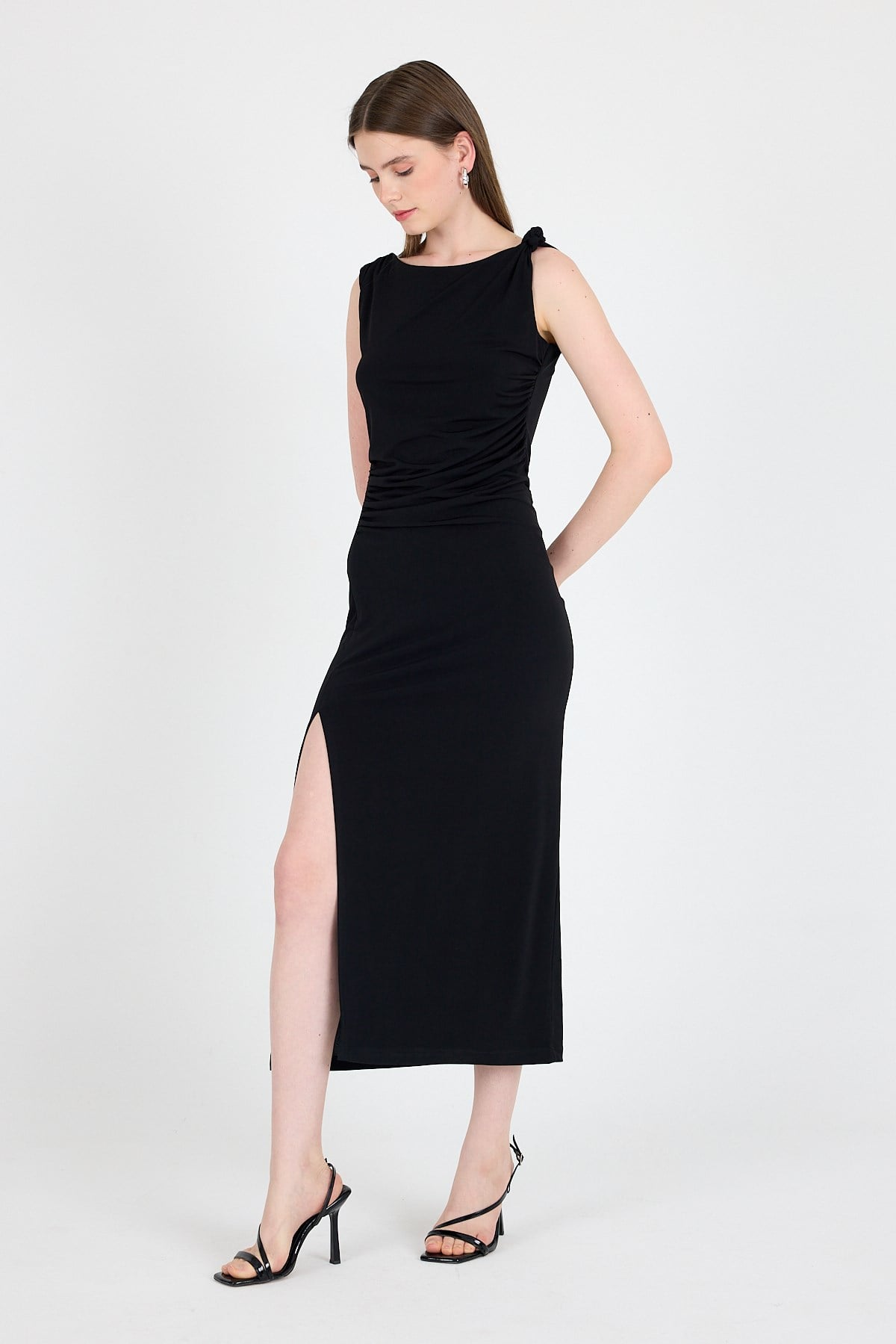 Siyah Yırtmaç Detaylı Drape Askılı Midi Elbise 241733