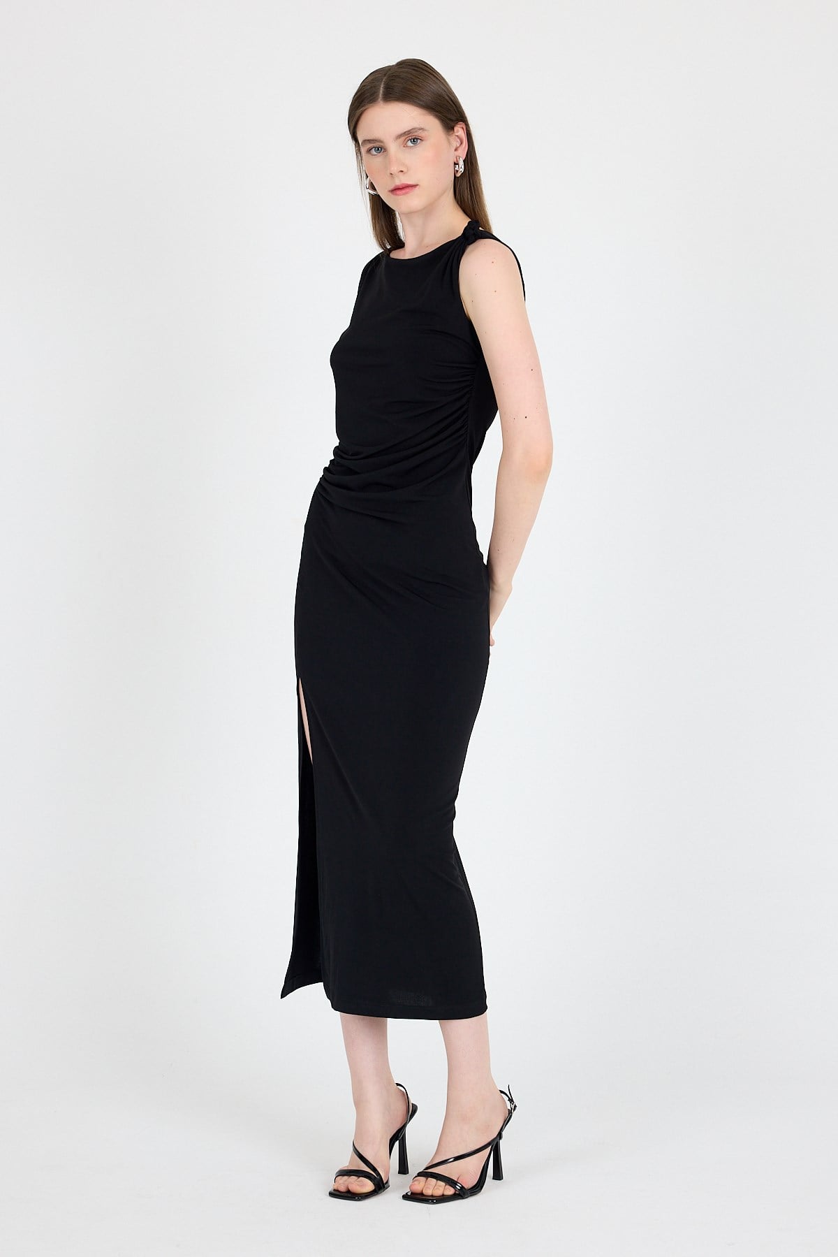 Siyah Yırtmaç Detaylı Drape Askılı Midi Elbise 241733