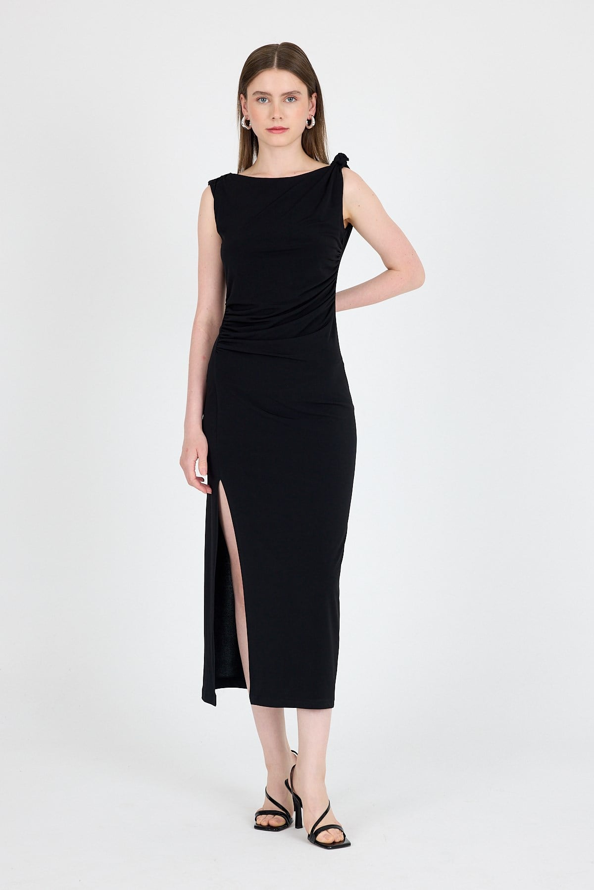 Siyah Yırtmaç Detaylı Drape Askılı Midi Elbise 241733
