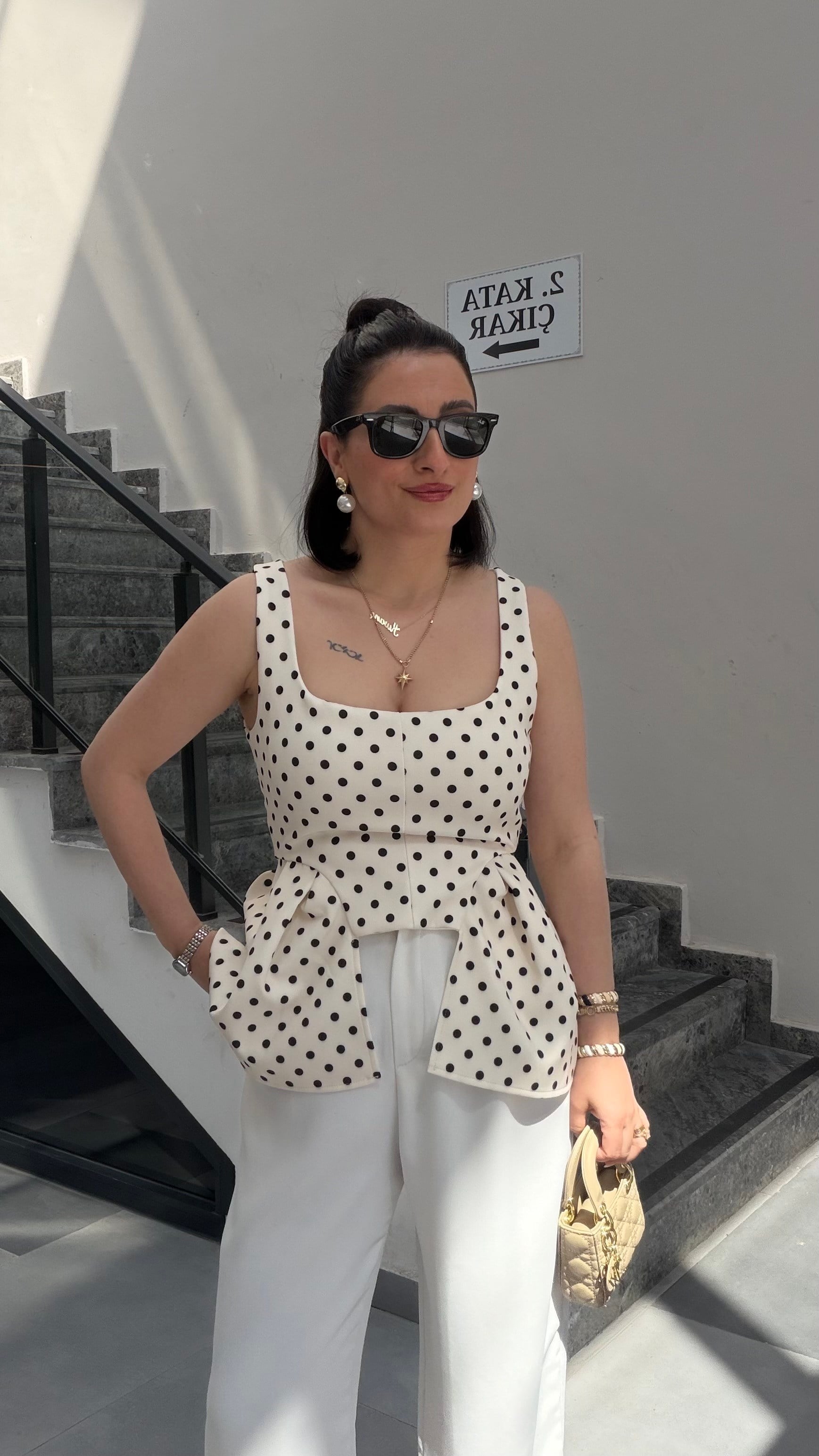 BEYAZ PEPLUM DETAYLI PUANTİYELİ BLUZ