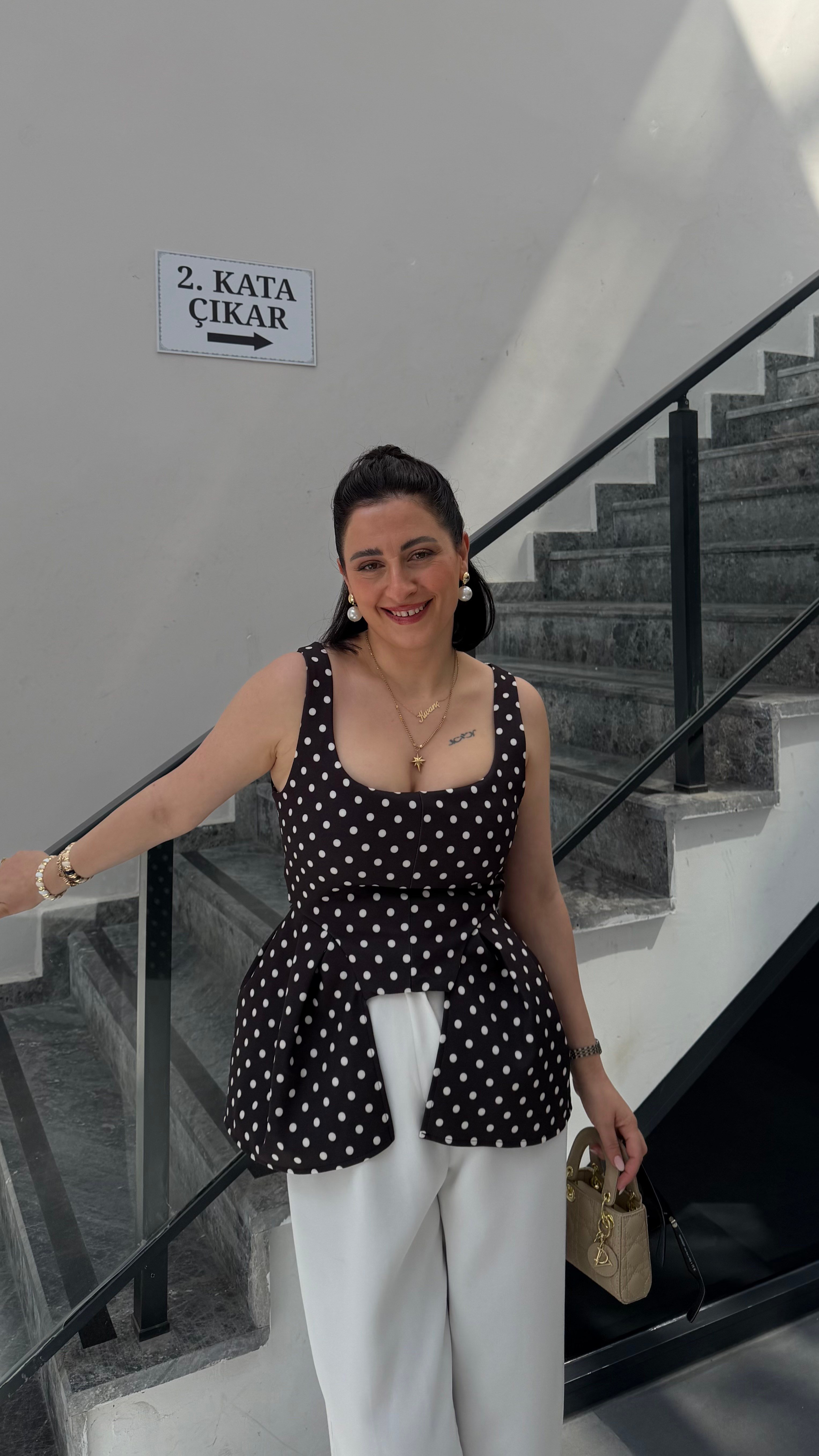 KAHVERENGİ PEPLUM DETAYLI PUANTİYELİ BLUZ
