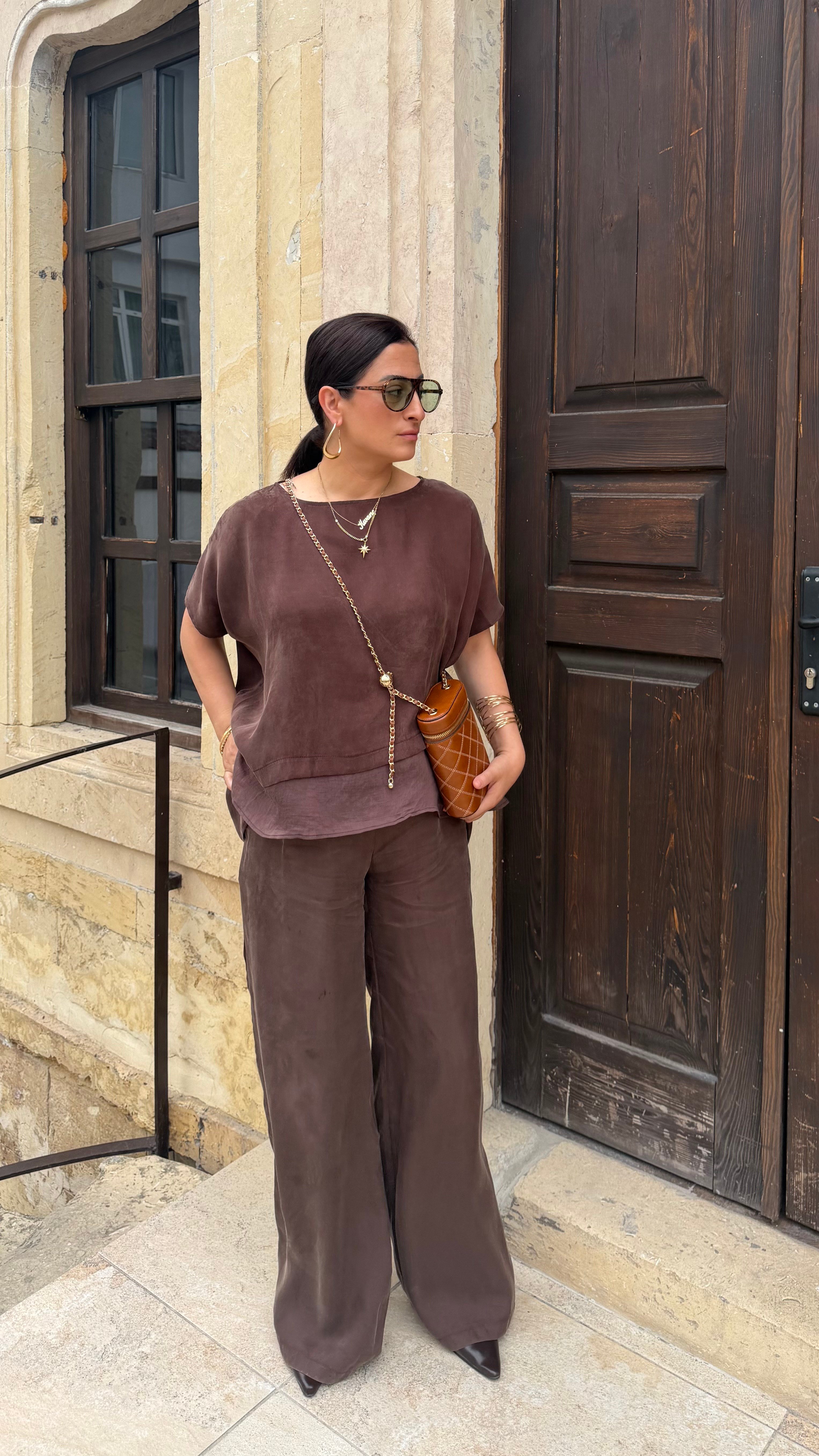KAHVERENGİ GARNİLİ BLUZ PANTOLON TAKIM