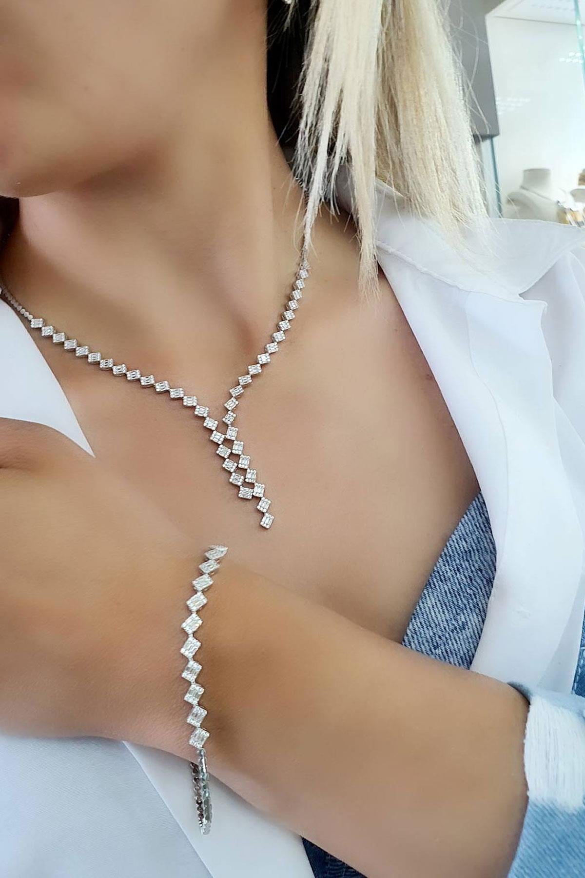 Pırlanta Parlaklığında Baget Zirkon Taşlı 925 ayar Gümüş Set Takım