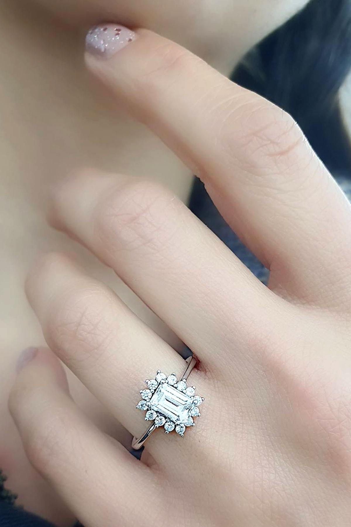 Sky Diamond Taşlı 925 ayar Gümüş Üzerine Beyaz Altın Kaplama Baget  Tek Taş Yüzük 