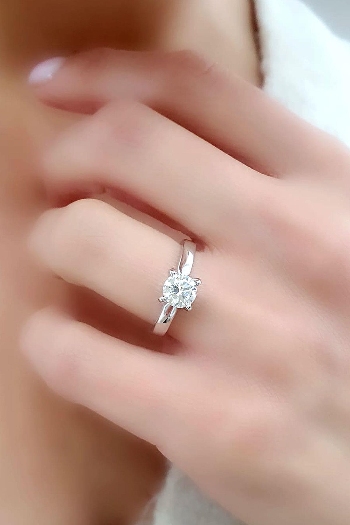 Sky Diamond Taşlı 925ayar Gümüş Üzerine Beyaz Altın Kaplama Tek Taş Lale Yüzük 