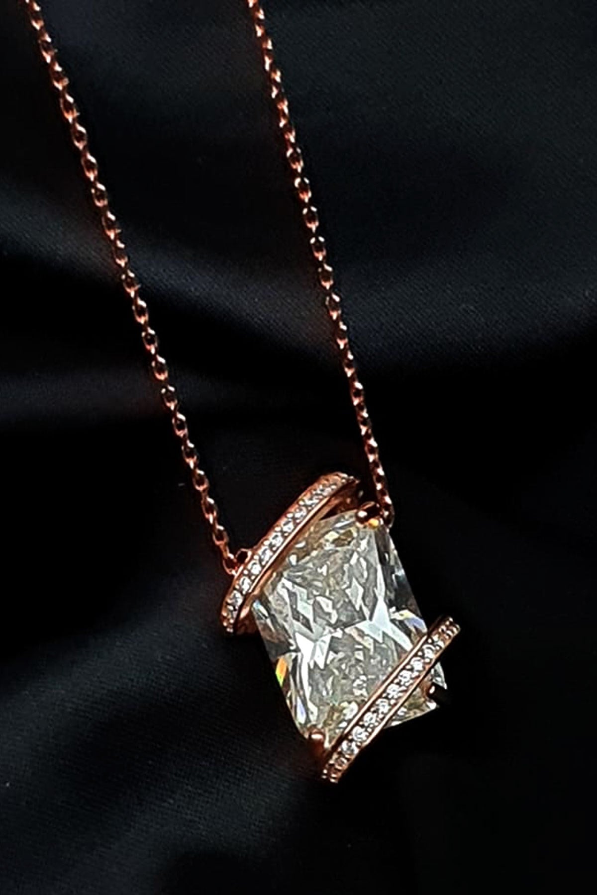 Sky Diamond taşlı gümüş rose kolye 
