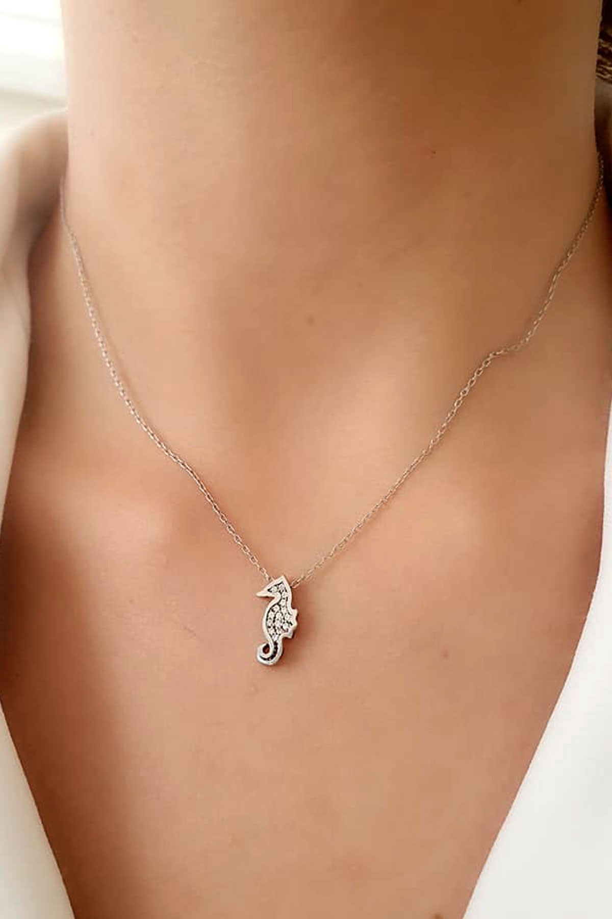 swarovski taşlı gümüş deniz atı figürlü kolye
