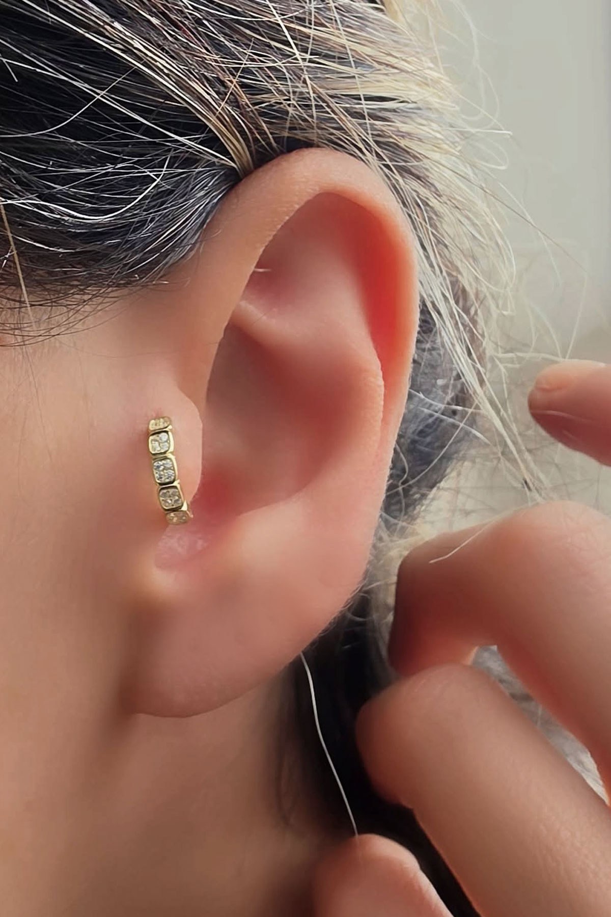 Zirkon Taş Detaylı 925 ayar Gümüş Üzerine Altın Kaplama Tragus Kıkırdak Helix Piercing tek Halka Küpe