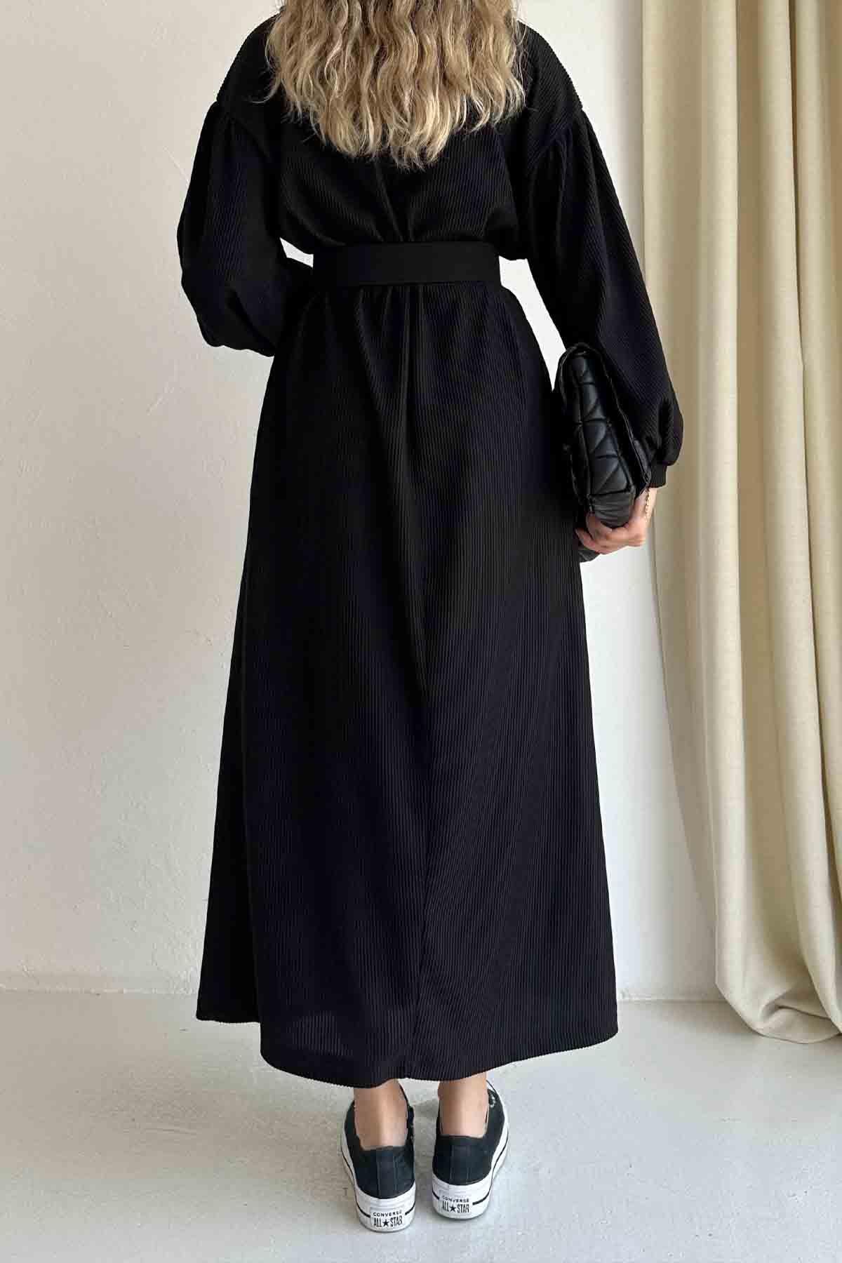 Siyah Yakalı Beli Kemerli