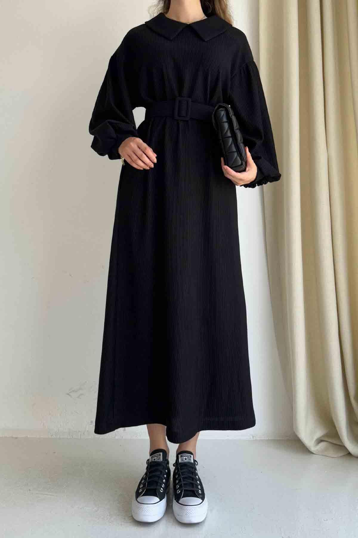 Siyah Yakalı Beli Kemerli