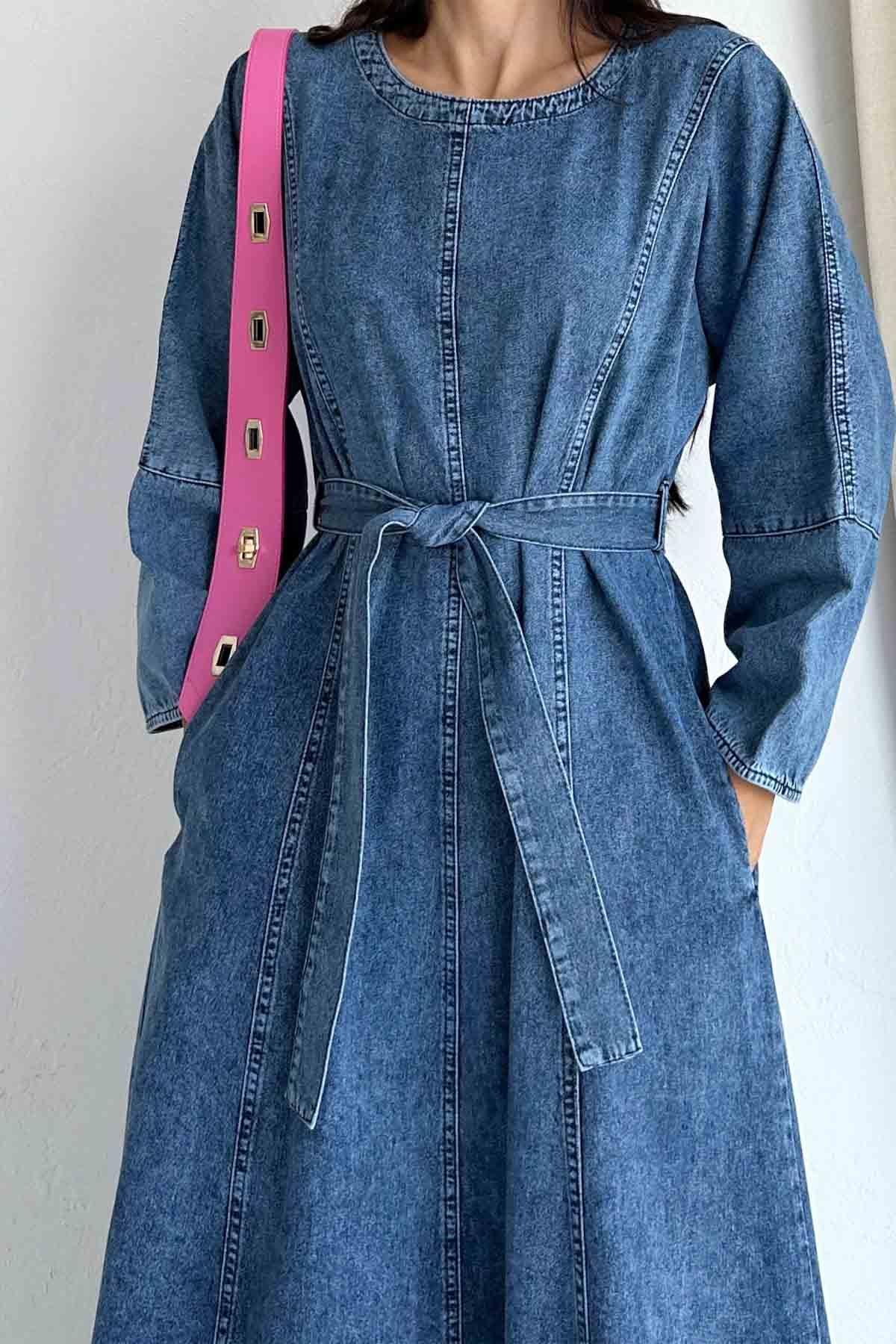 Kendiliğinden Şerit Detaylı Seyyar Kemerli Mavi Denim Elbise 