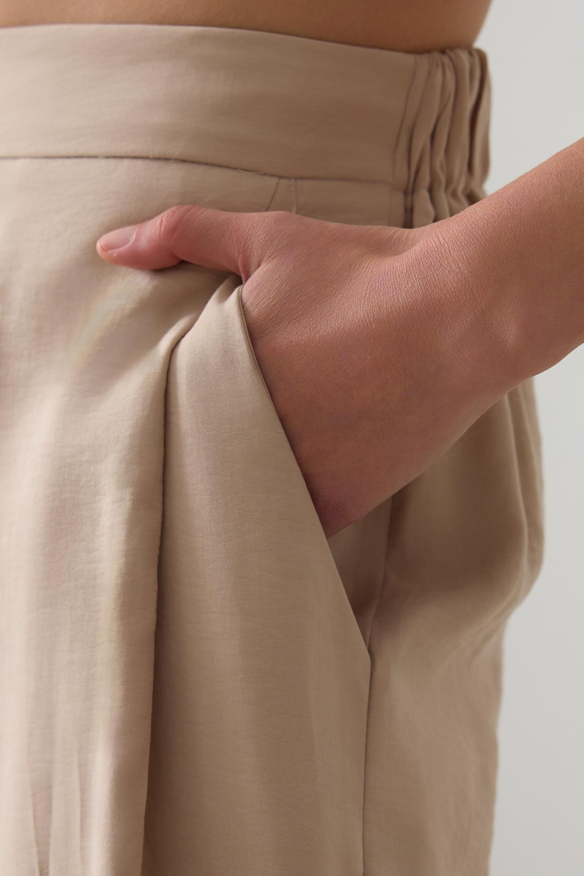 Bej Rahat Kesim Belden Lastik Detaylı Pantolon Kadın Kategorisiz modelleri