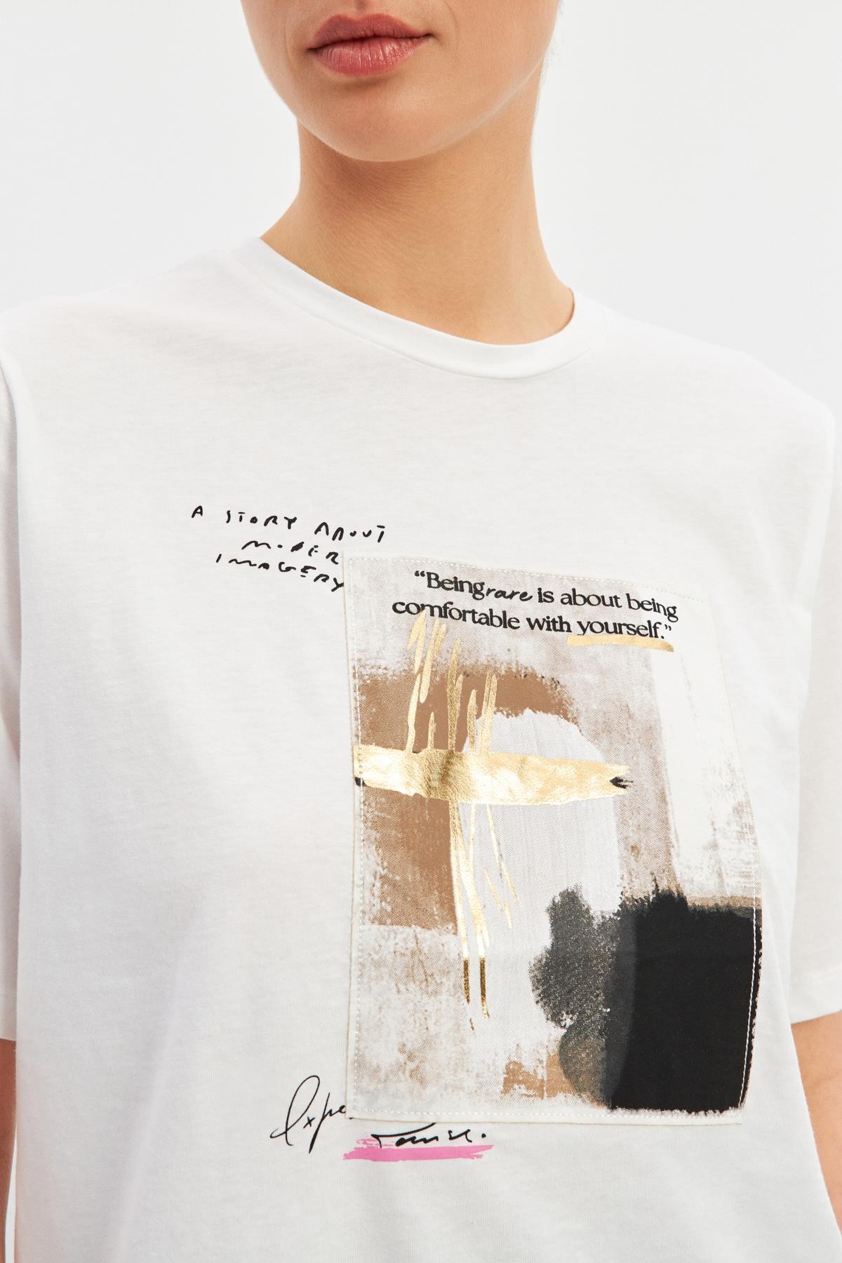 Ekru Baskı Detaylı Basic Bisiklet Yaka T-Shirt Kadın T-Shirt modelleri