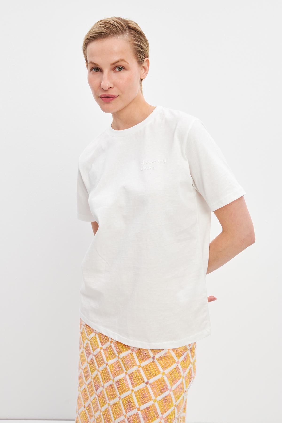 Ekru Bisiklet Yaka Mini Baskı Detaylı Basic T-Shirt Kadın Kategorisiz modelleri