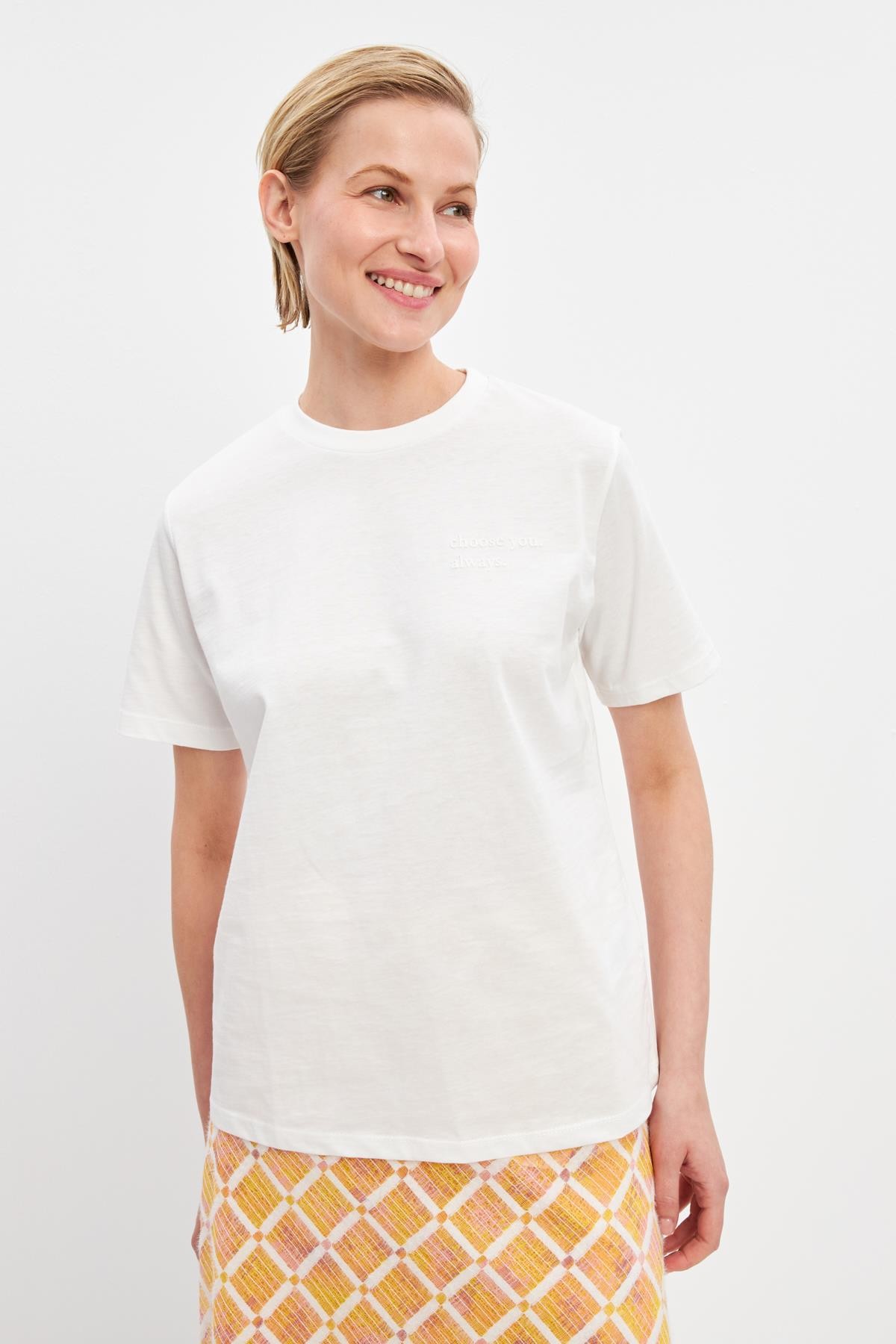 Ekru Bisiklet Yaka Mini Baskı Detaylı Basic T-Shirt Kadın Kategorisiz modelleri