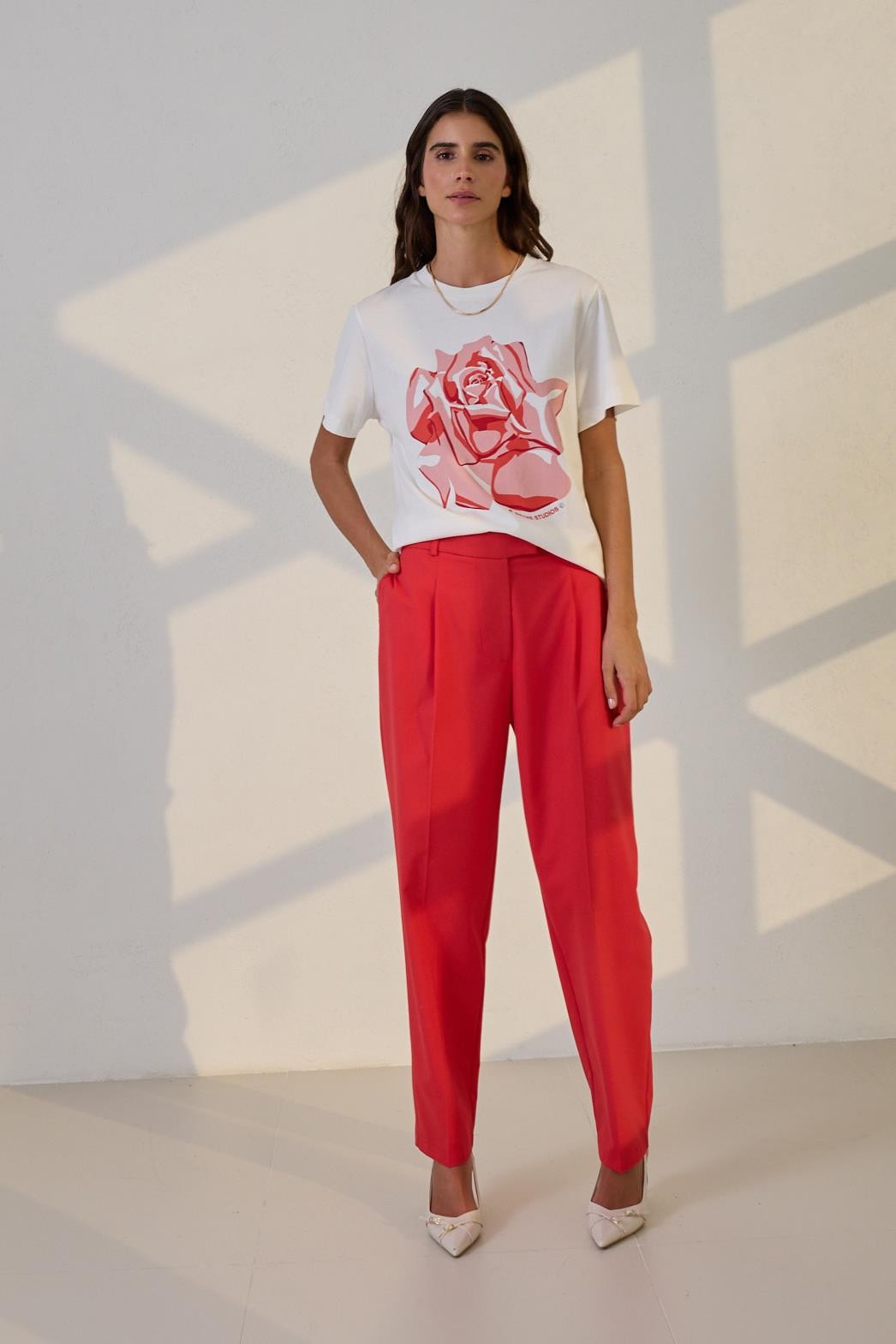Ekru Pamuklu Gül Detaylı Bisiklet Yaka Kısa Kollu T-Shirt Kadın T-Shirt modelleri