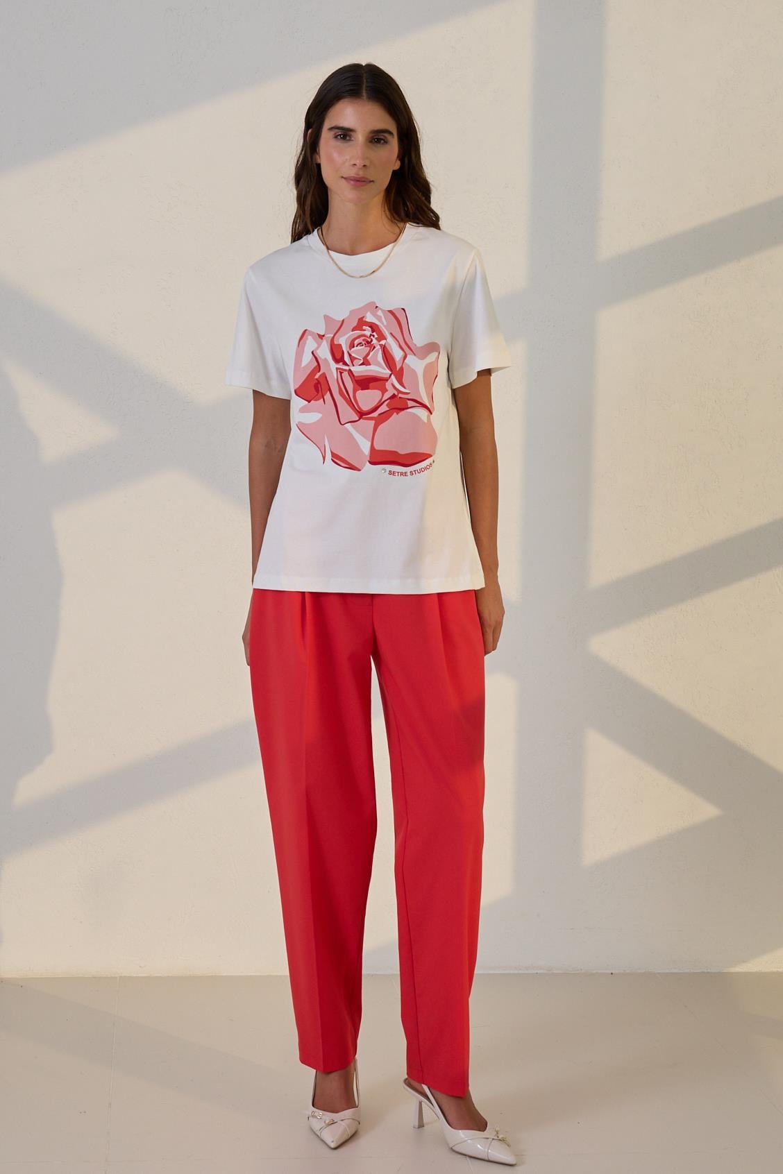 Ekru Pamuklu Gül Detaylı Bisiklet Yaka Kısa Kollu T-Shirt Kadın T-Shirt modelleri