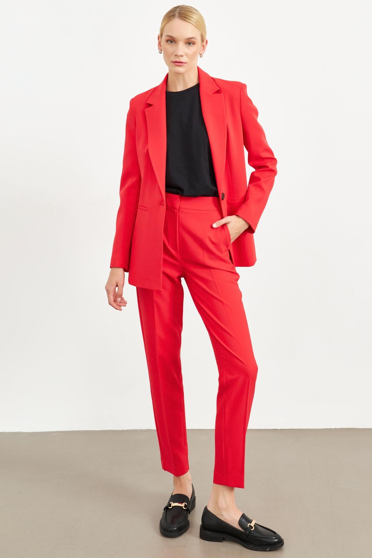 Kırmızı Ceket Yaka  Düğme Kapamalı  Uzun Kollu Ceket Tam Bel  Boru Paça Pantolon Kadın Takım Elbise modelleri