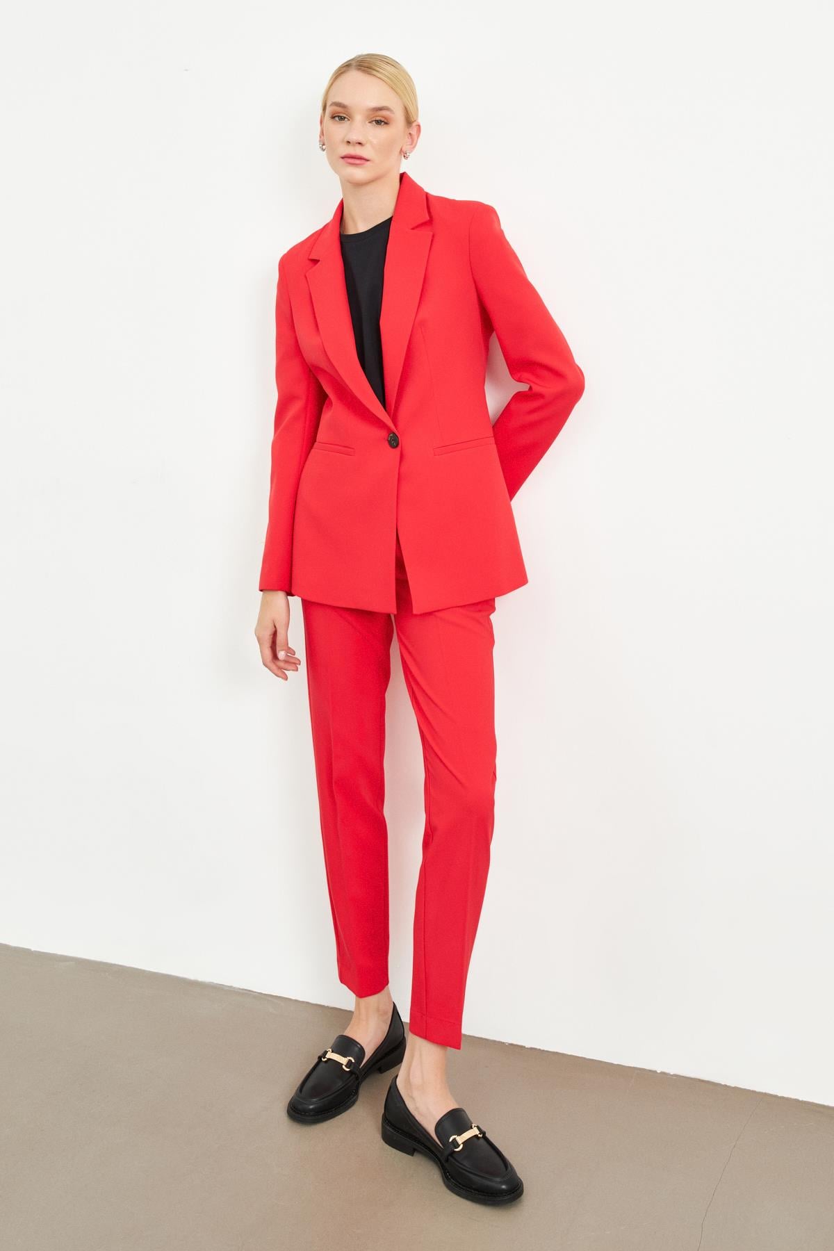 Kırmızı Ceket Yaka  Düğme Kapamalı  Uzun Kollu Ceket Tam Bel  Boru Paça Pantolon Kadın Takım Elbise modelleri