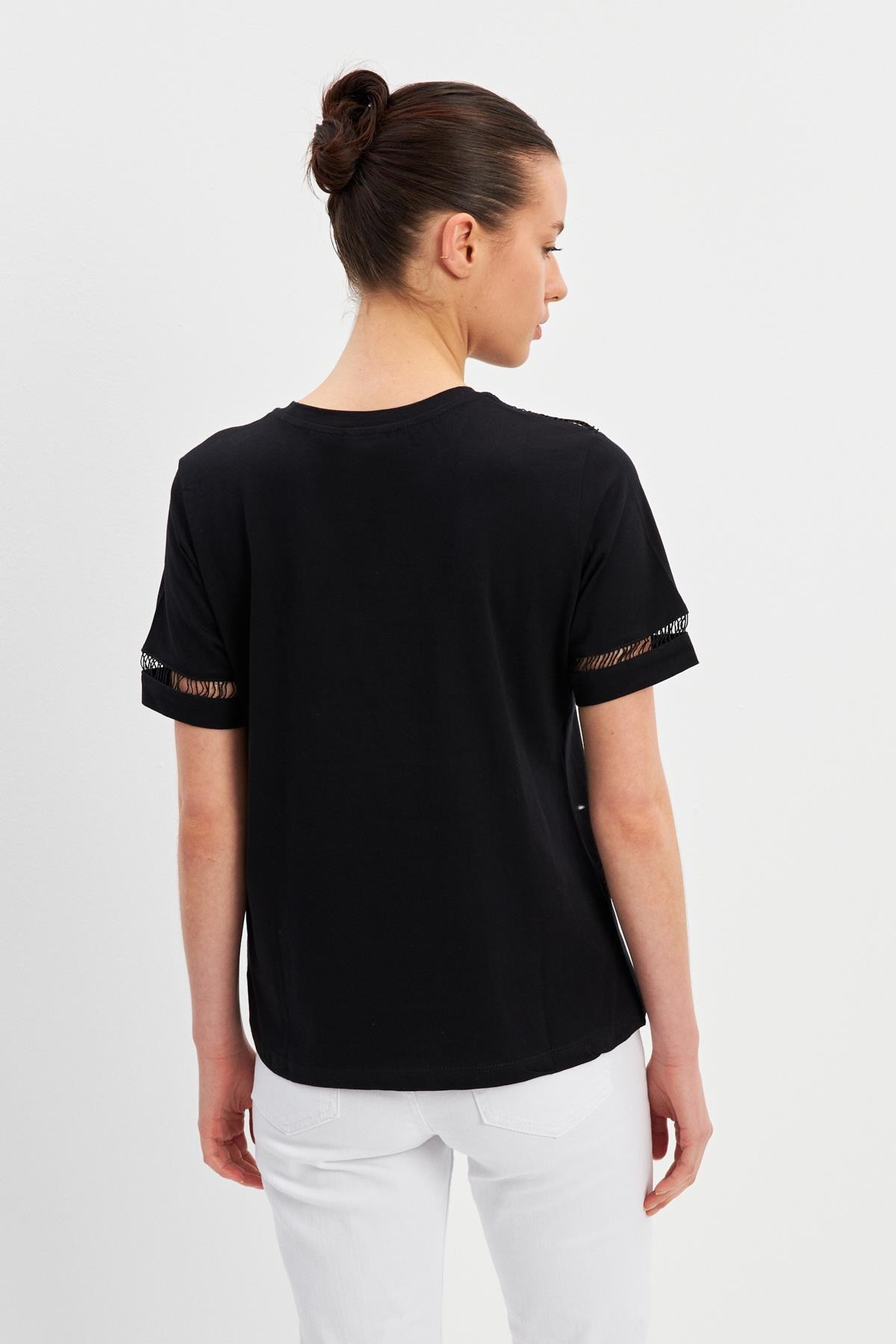 Siyah Baskılı Kol Ve Omuzda Örme Detaylı Bisiklet Yaka T-Shirt Kadın T-Shirt modelleri