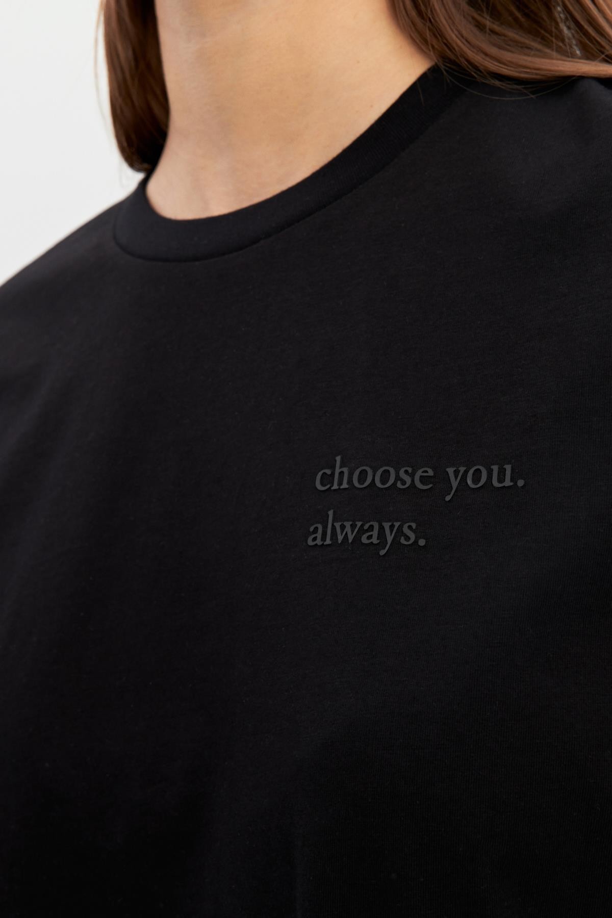 Siyah Bisiklet Yaka Mini Baskı Detaylı Basic T-Shirt Kadın T-Shirt modelleri