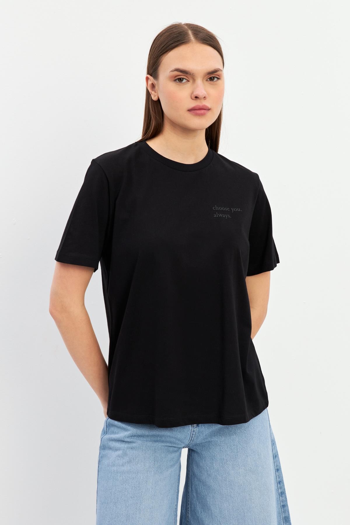 Siyah Bisiklet Yaka Mini Baskı Detaylı Basic T-Shirt Kadın T-Shirt modelleri