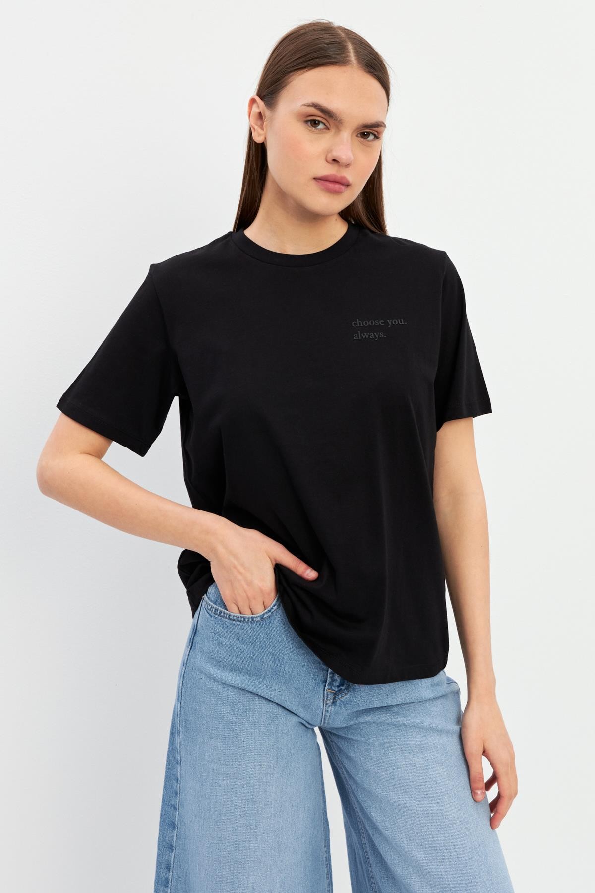 Siyah Bisiklet Yaka Mini Baskı Detaylı Basic T-Shirt Kadın T-Shirt modelleri