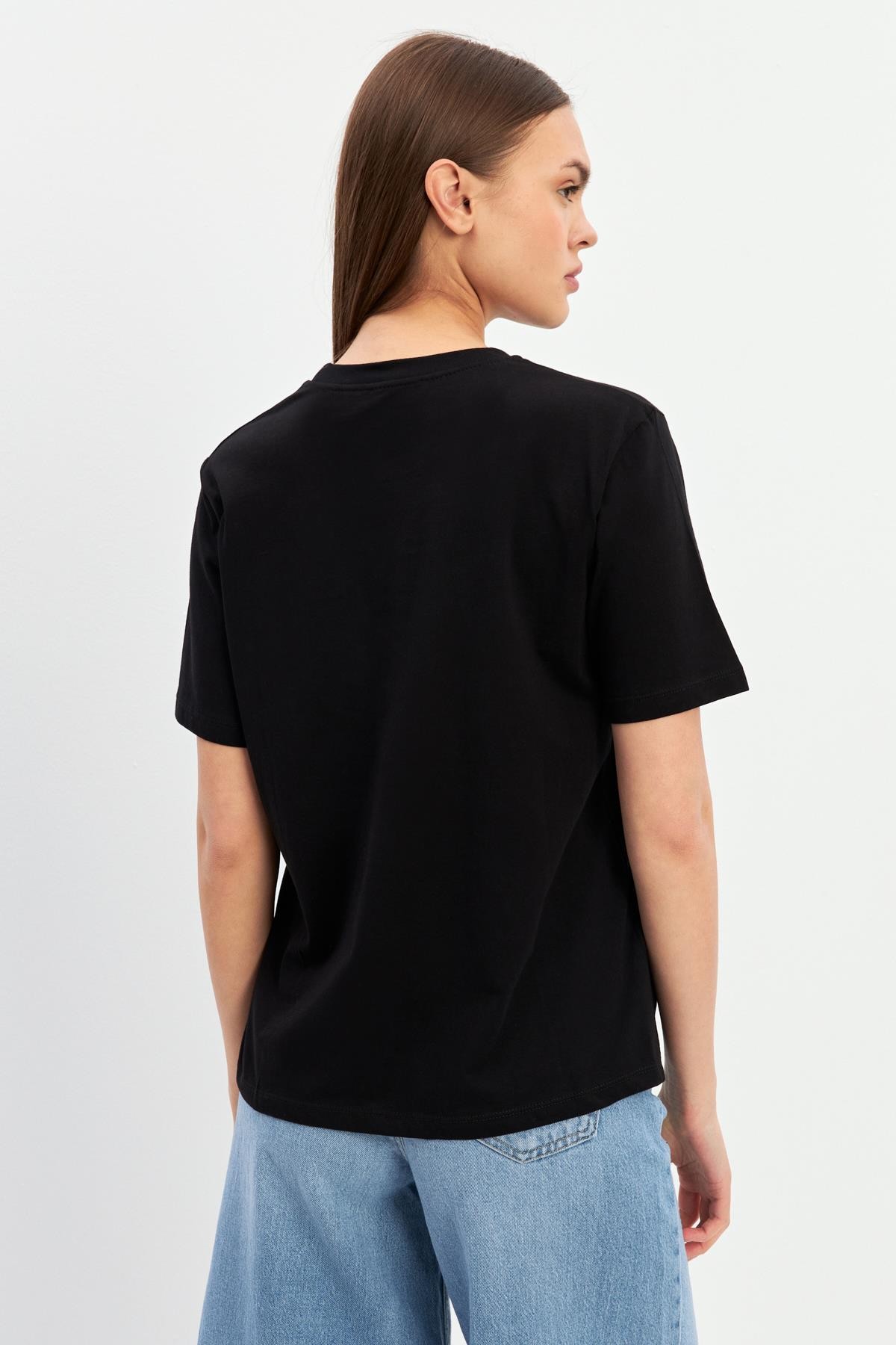 Siyah Bisiklet Yaka Mini Baskı Detaylı Basic T-Shirt Kadın T-Shirt modelleri