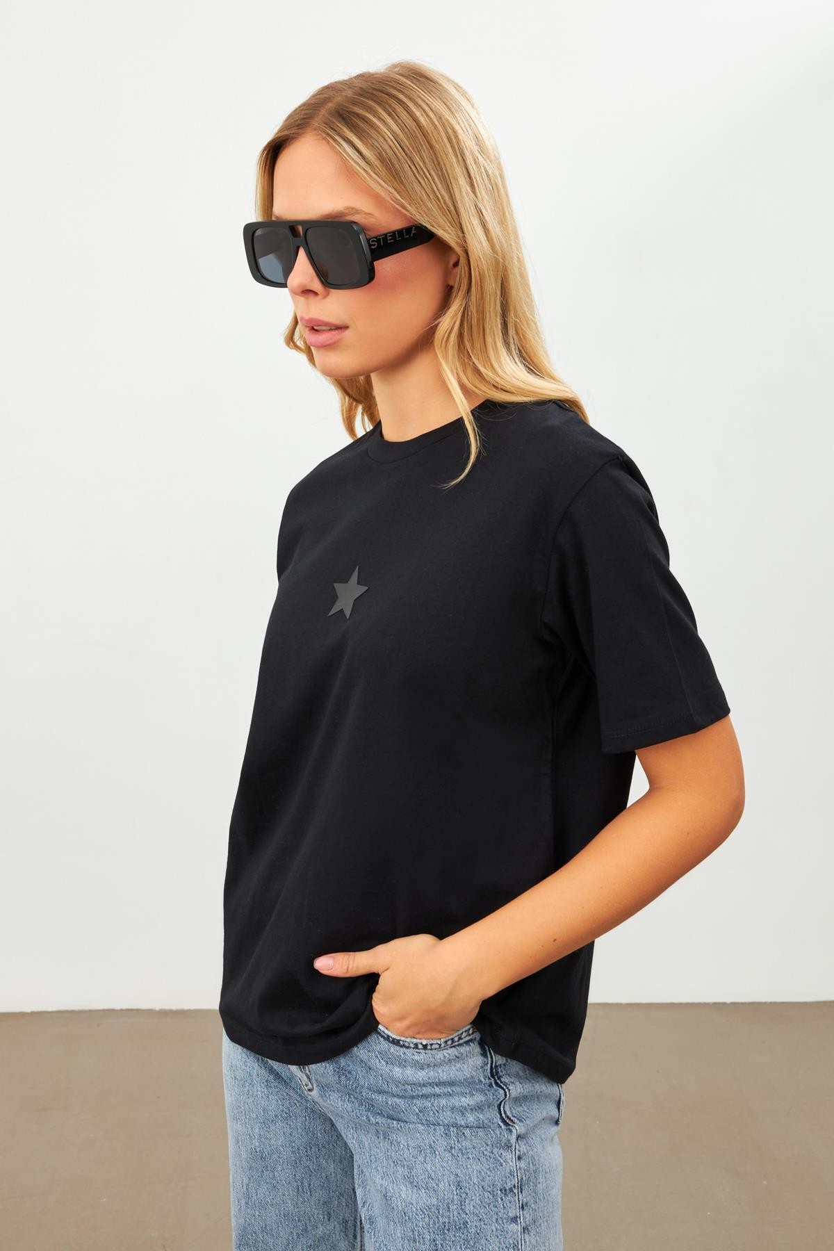 Siyah Yıldız Detaylı Basic T-Shirt Kadın T-Shirt modelleri