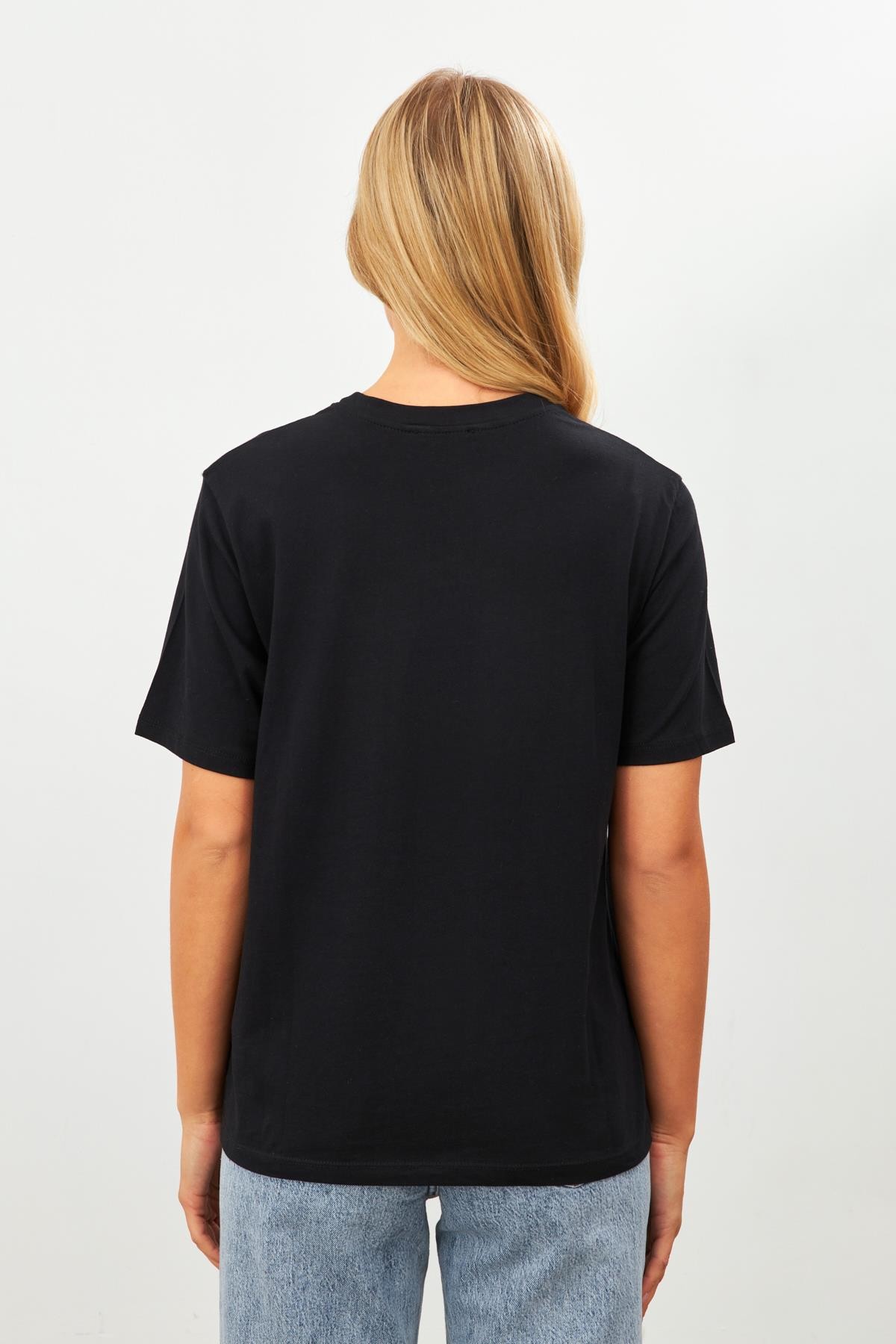 Siyah Yıldız Detaylı Basic T-Shirt Kadın T-Shirt modelleri