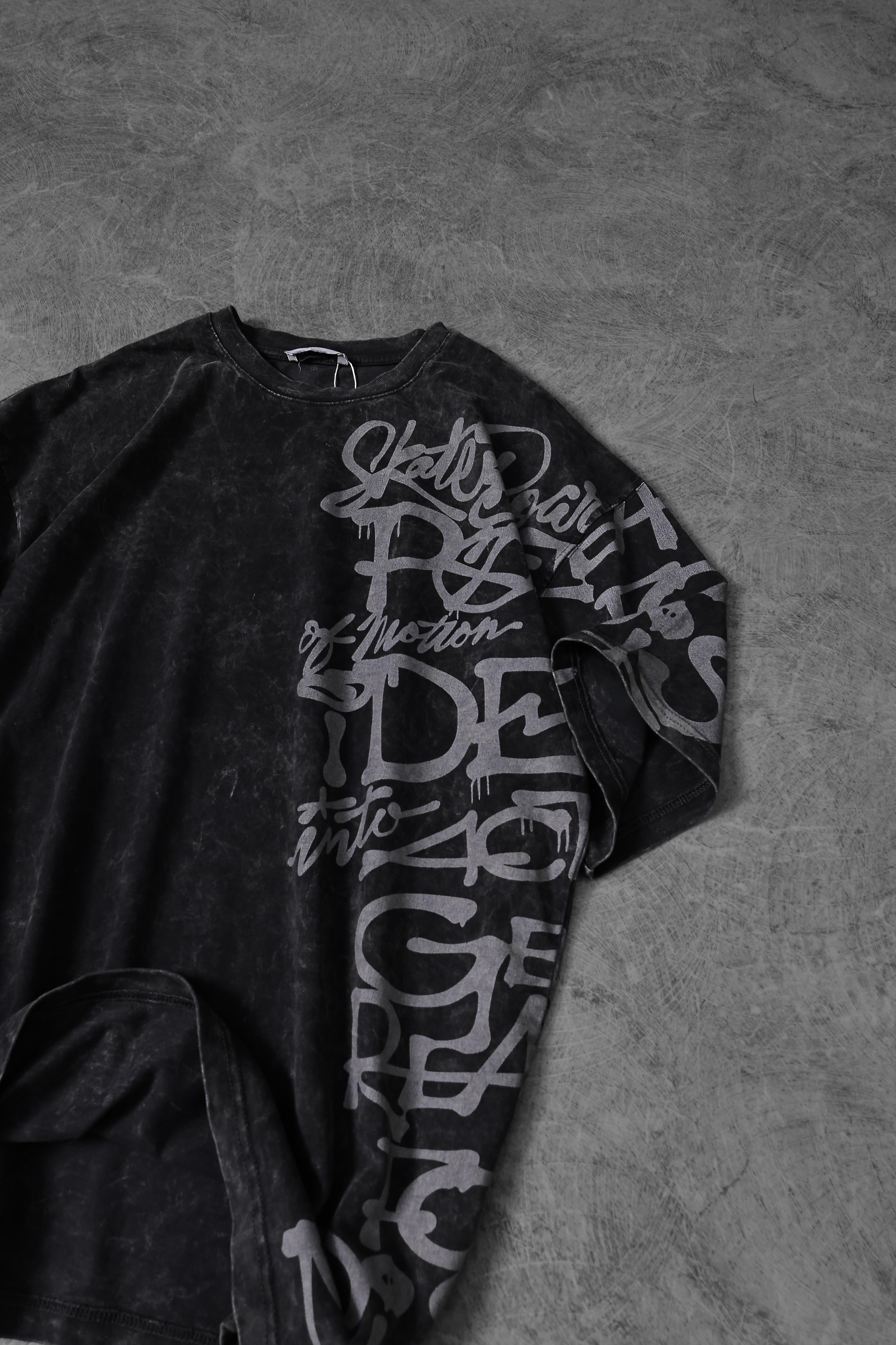Erkek Antrasit Grafiti Yan Baskı Özel Yıkamalı Kumaş Oversize Tshirt