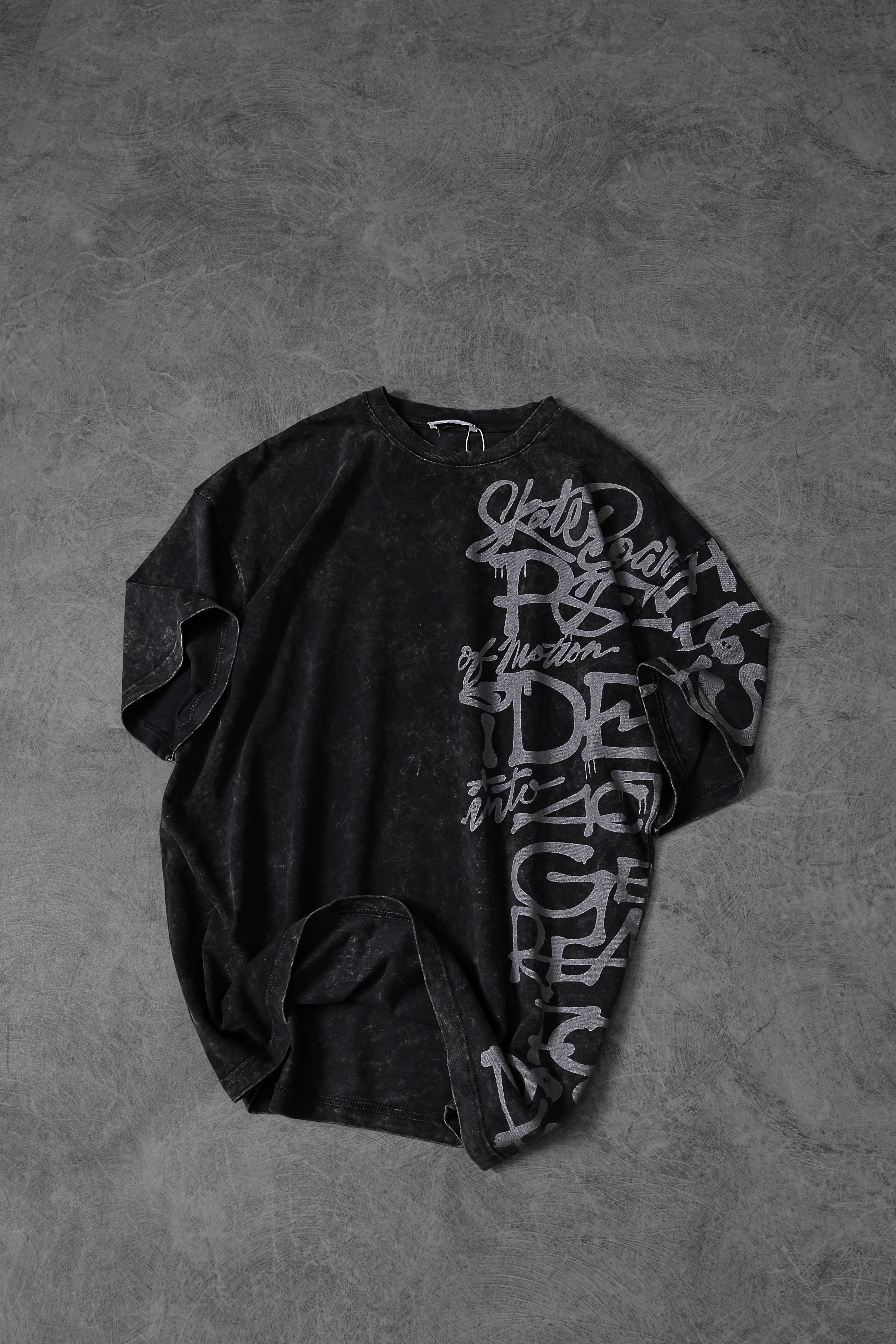 Erkek Antrasit Grafiti Yan Baskı Özel Yıkamalı Kumaş Oversize Tshirt
