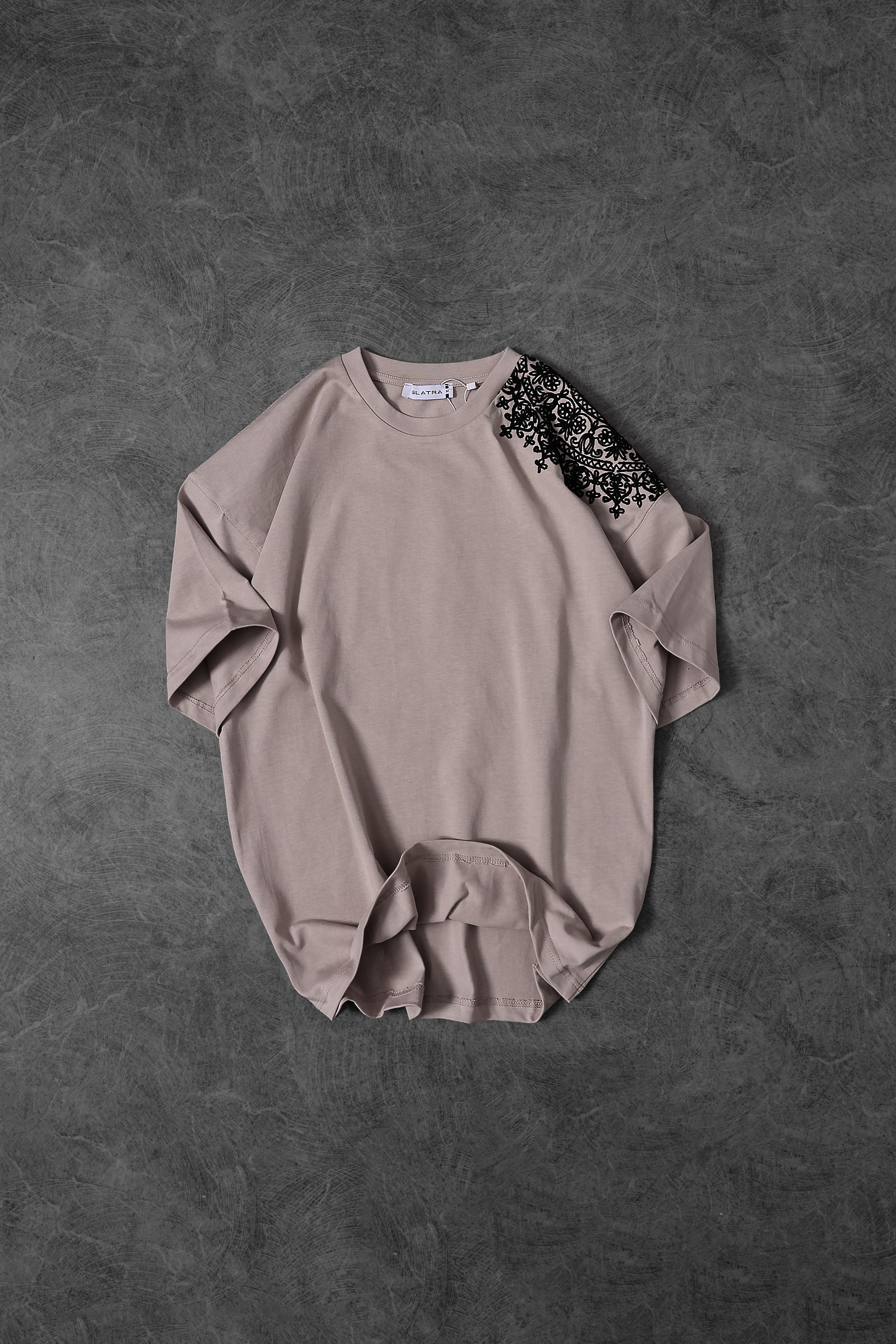 Erkek Bej Omuz ve Sırt Nakışlı Oversize Tshirt