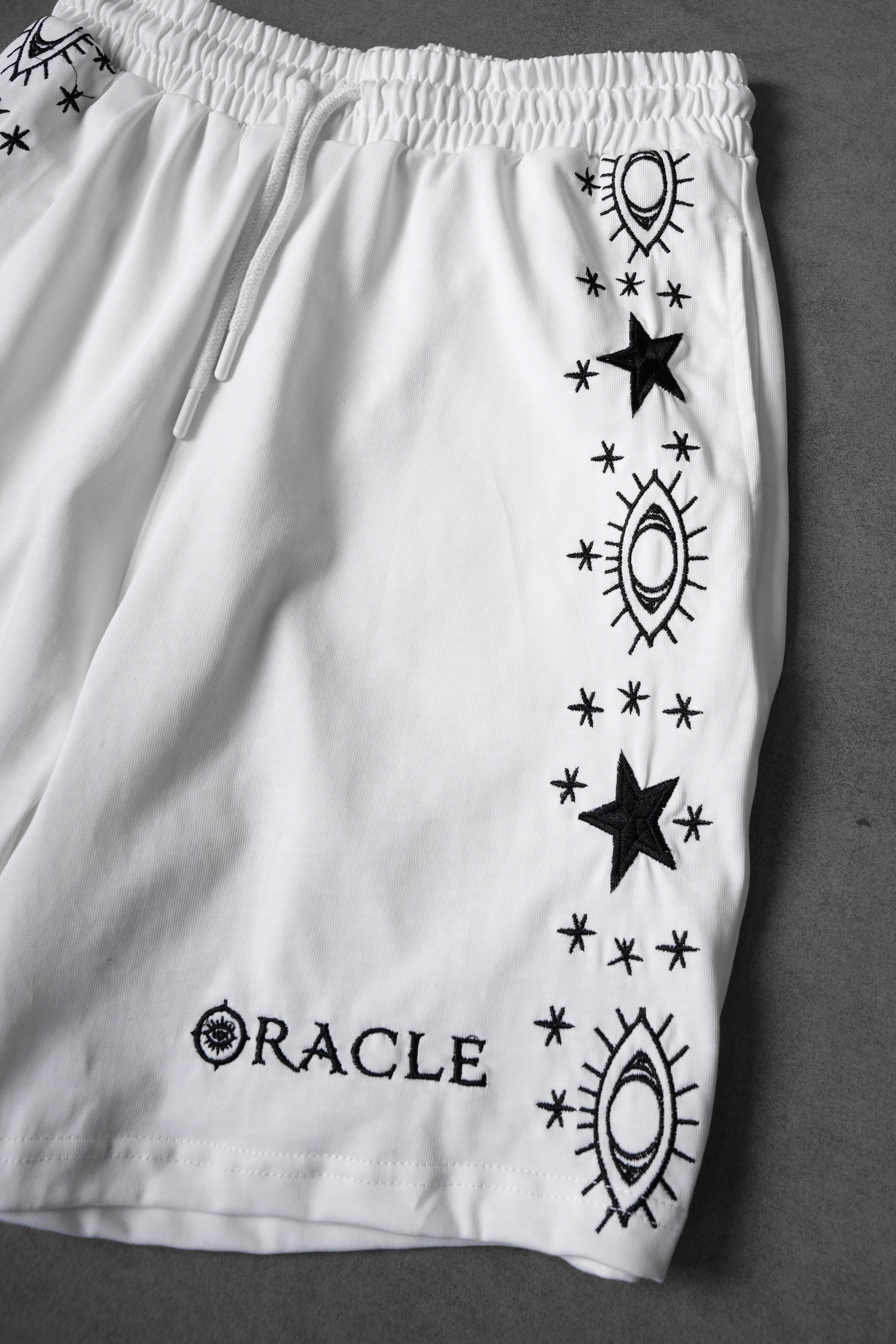 Erkek Beyaz Oracle Nakışlı Diz Üstü Şort